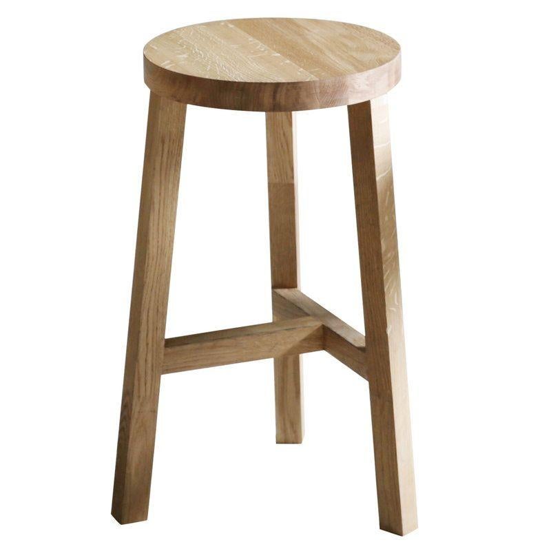 Lonna bar stool, oak by Made By Choice (Medium)
Dimensions: 34 x 34 x 66 cm
Materials: Oak

Also Available: Ash, Black, Ultra Yellow Custom color

Lonna furniture series was originally introduced as part of a café and sauna interior at the