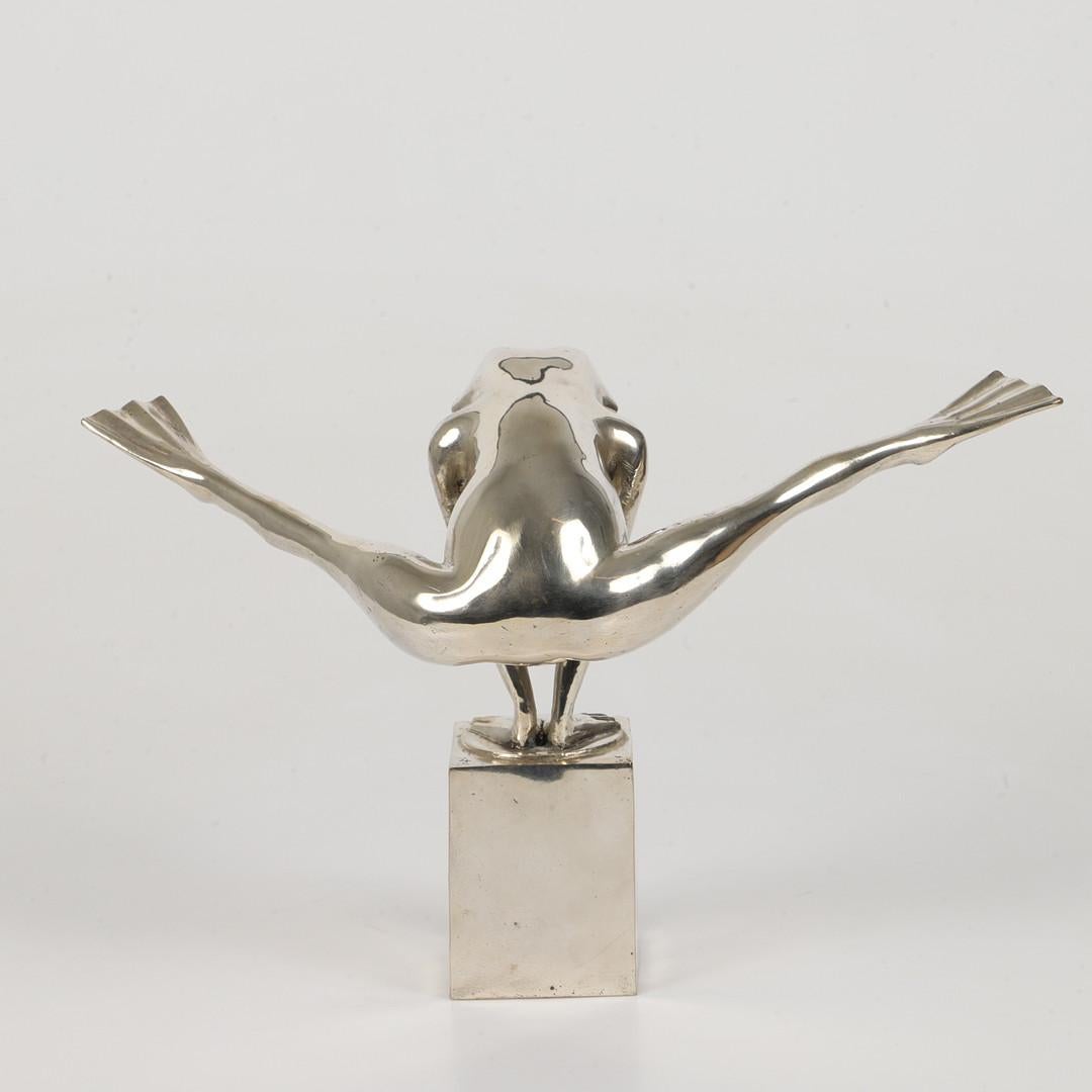 Moderne Look at my legs - Sculpture de grenouille en plaqué platine de R + R Art & Design, Suède en vente