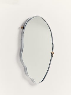 Espejo Looking At You 2.0 de aluminio fundido y latón por Jordan Fleming