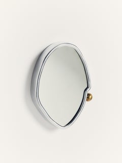 Espejo Looking At You 3.0 de aluminio fundido y latón por Jordan Fleming