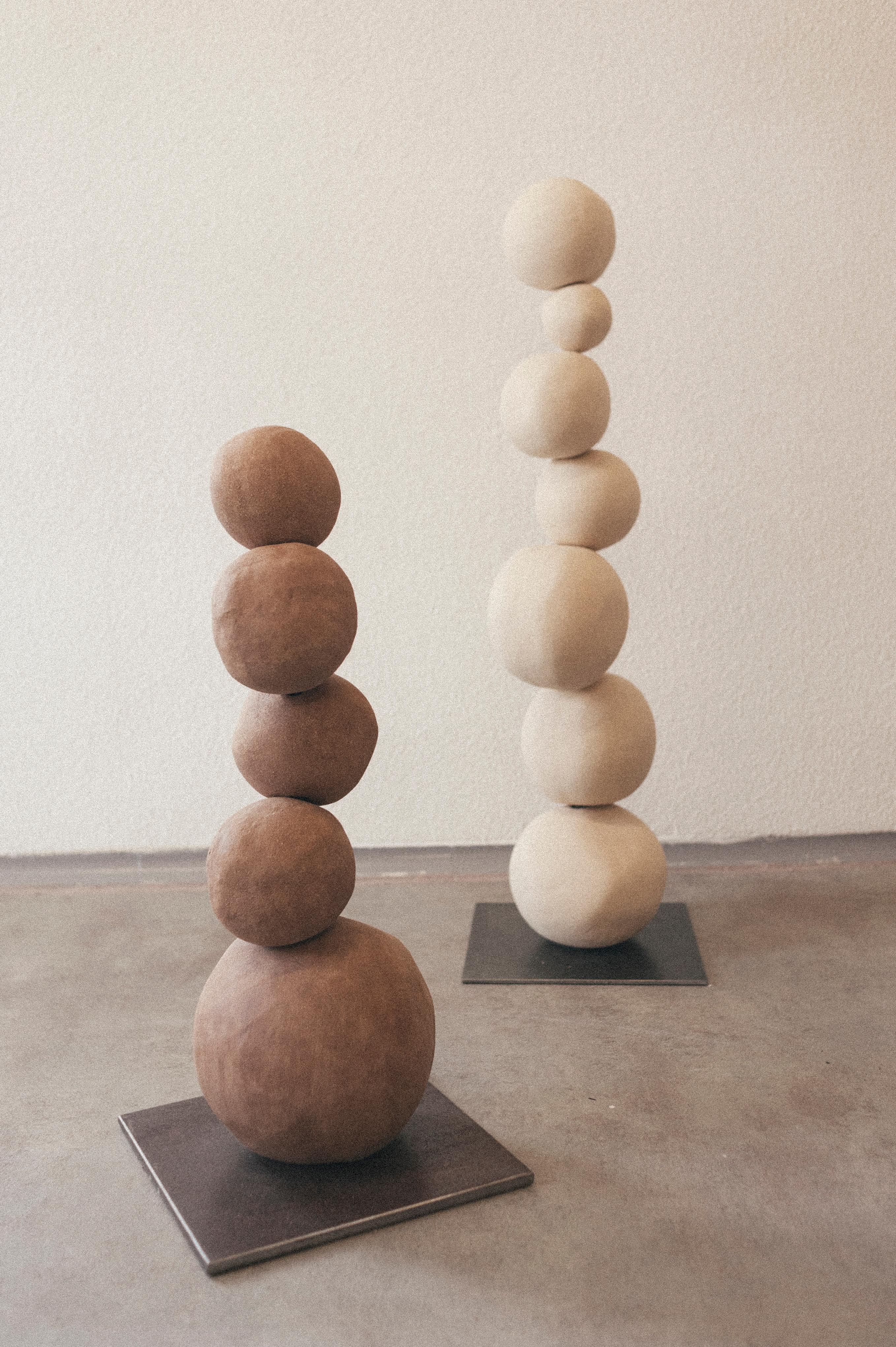 Looking for Equilibrium-Skulptur von MCB Ceramics
Einzigartiges Stück.
Abmessungen: D 20 x H 55 cm. 
MATERIALIEN: Keramisch.

Nummeriert und vom Künstler signiert.
Alle Maße sind Richtwerte, da jedes Stück ein handgefertigtes Unikat ist.

