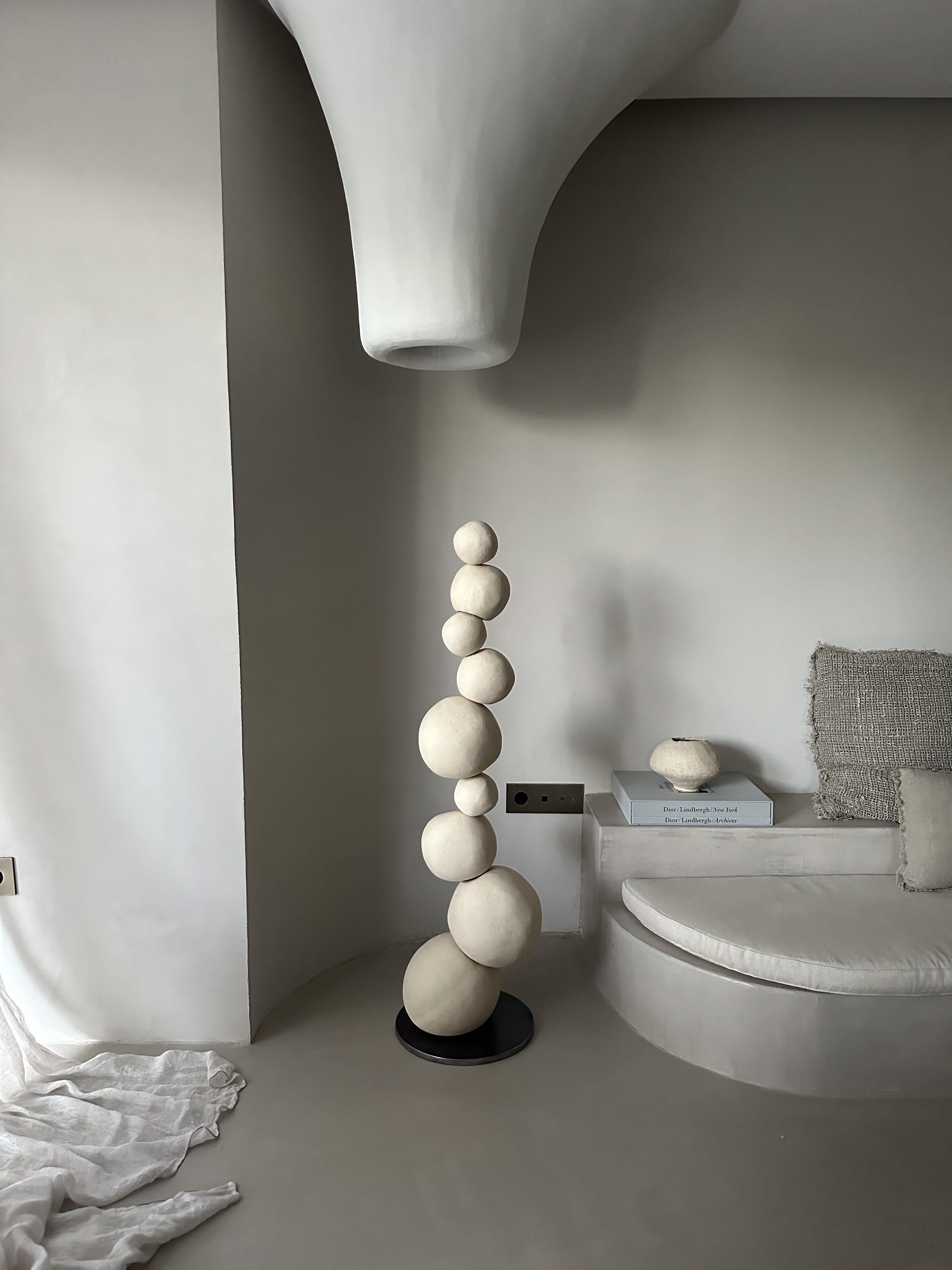 Postmoderno Stai cercando Equilibrium Sculpture di MCB Ceramics? in vendita