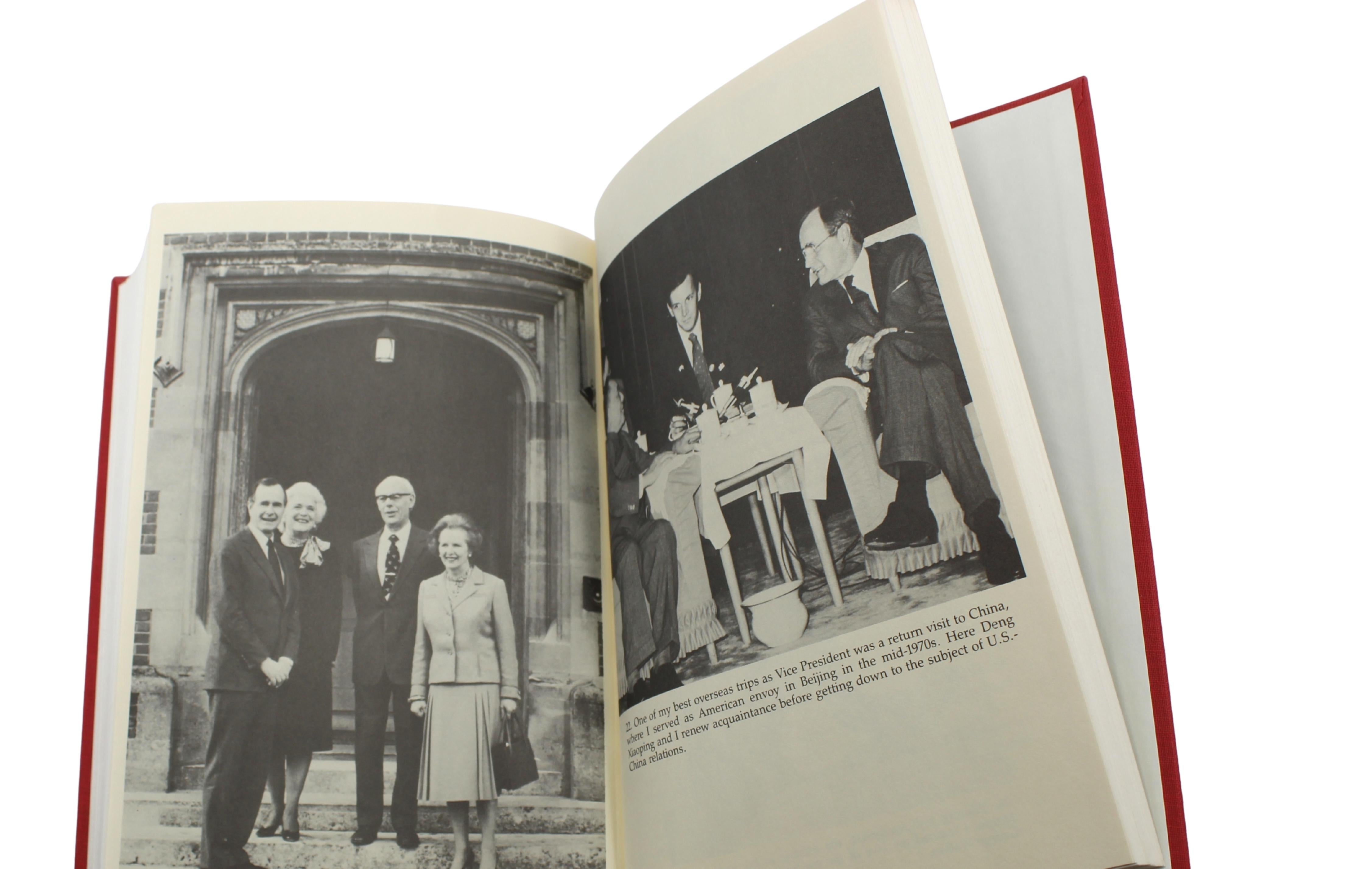 Regarder vers l'avenir : Une autobiographie, signée par George Bush, première édition, 1987 en vente 6