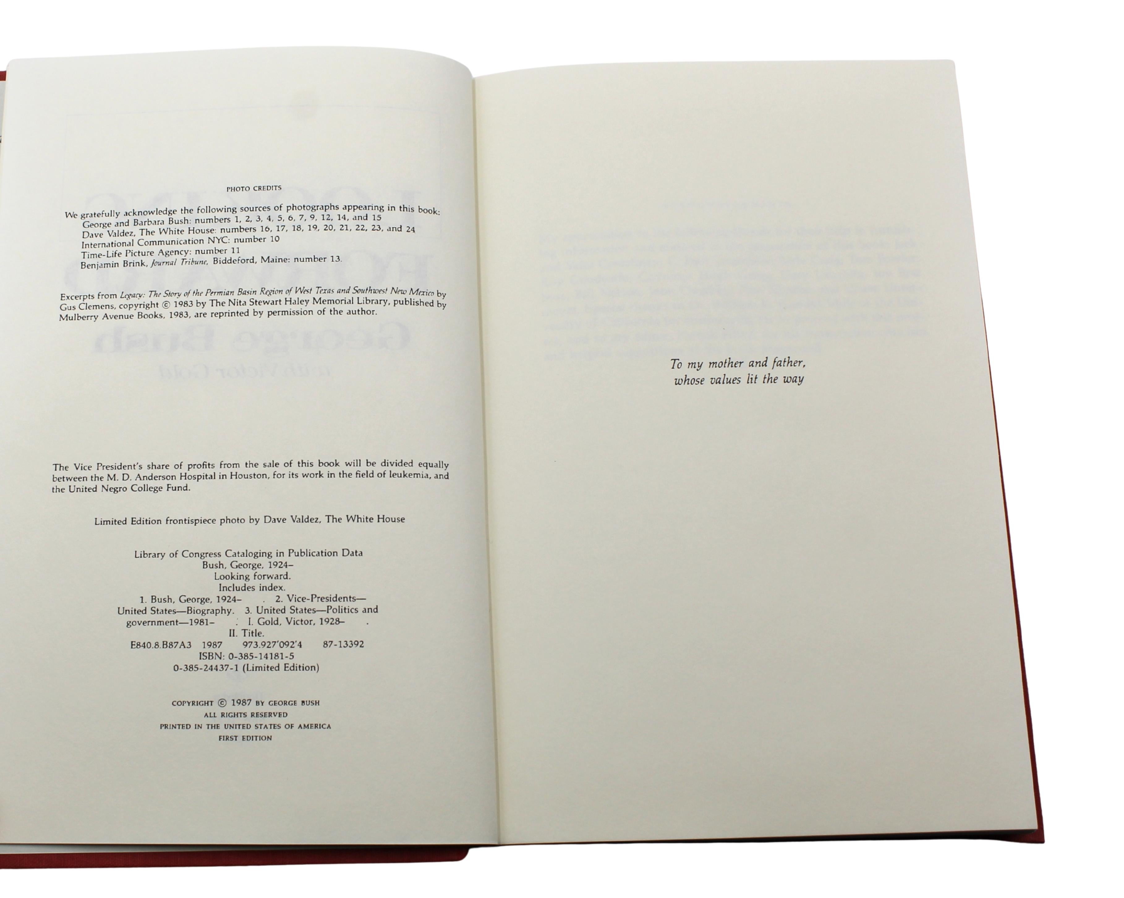Regarder vers l'avenir : Une autobiographie, signée par George Bush, première édition, 1987 en vente 2