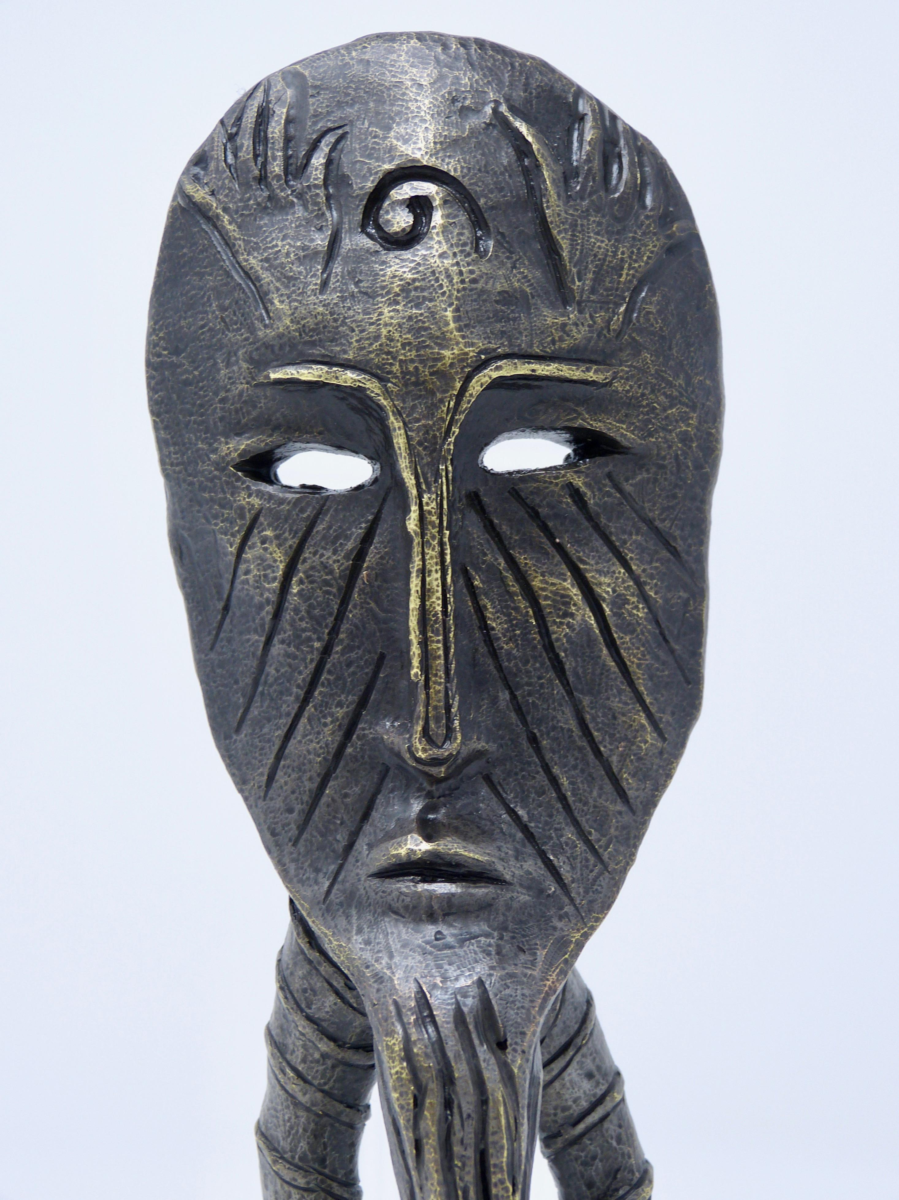 Title: Looking Out
Author: Alejandro Velasco
Year 2018
Made of bronze
Edition: 3/56.