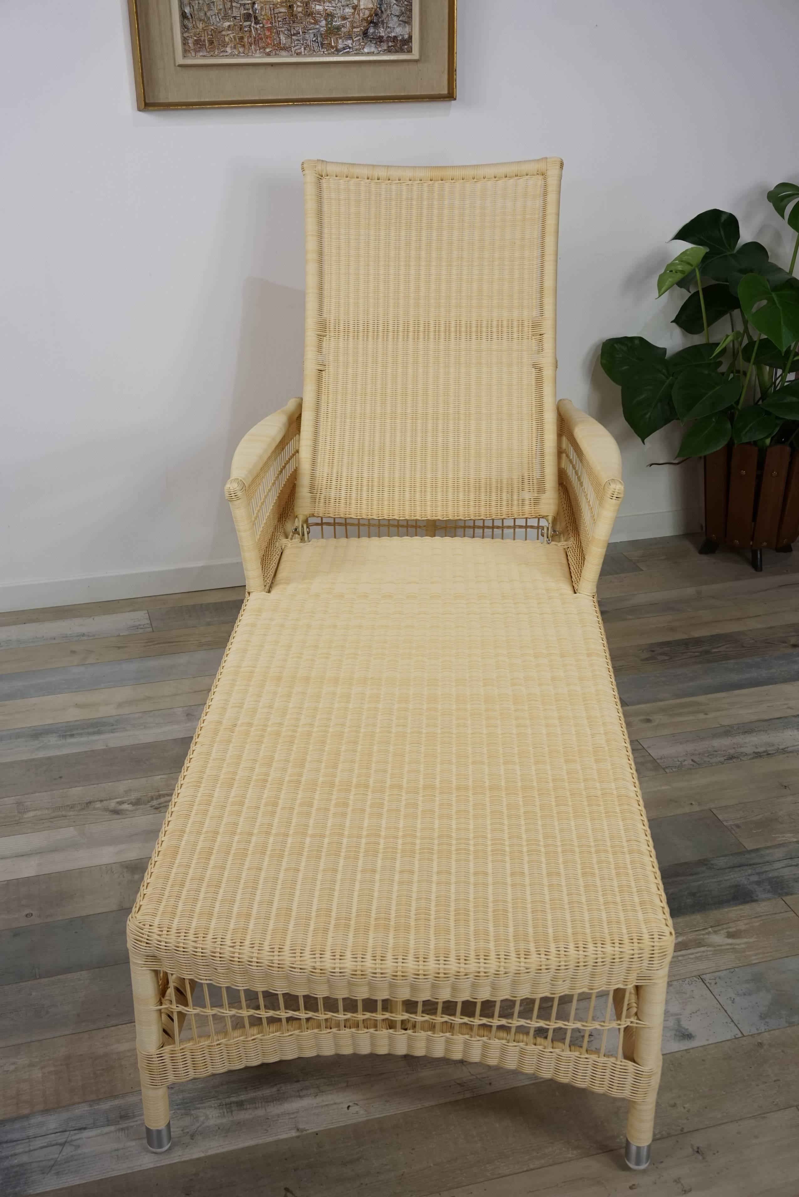 Contemporary Loom Lloyd Resin Pair of Outdoor Chaises Longues Relax and Recliner 