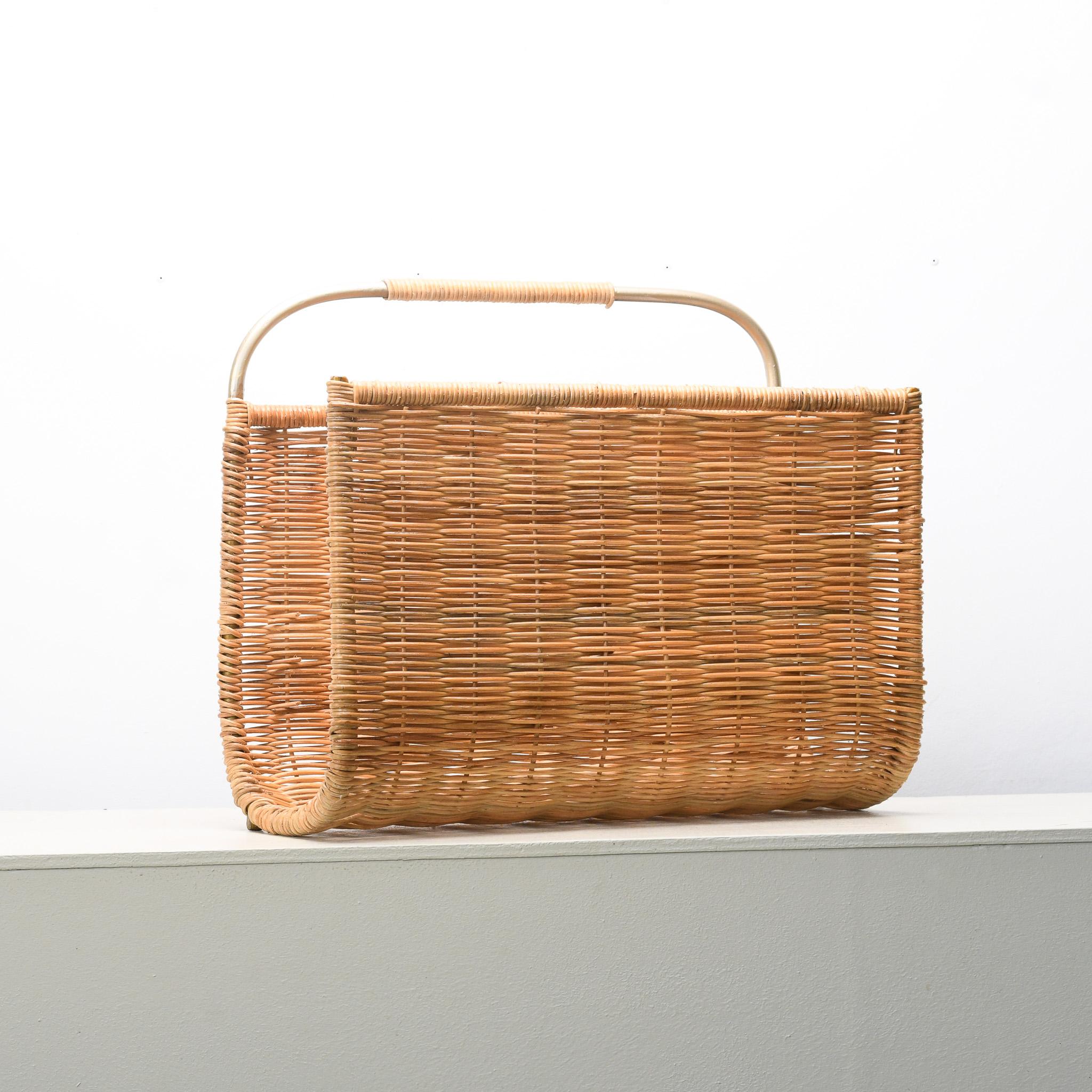 Realizzato in rattan naturale, una palma resistente e flessibile proveniente da regioni tropicali, questo portariviste incarna l'eleganza eco-consapevole. La sua struttura robusta e solida garantisce una lunga durata, mentre il design