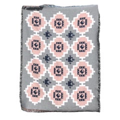 Coperta di cotone con frange, modello geometrico grigio e rosa, 54 x 72