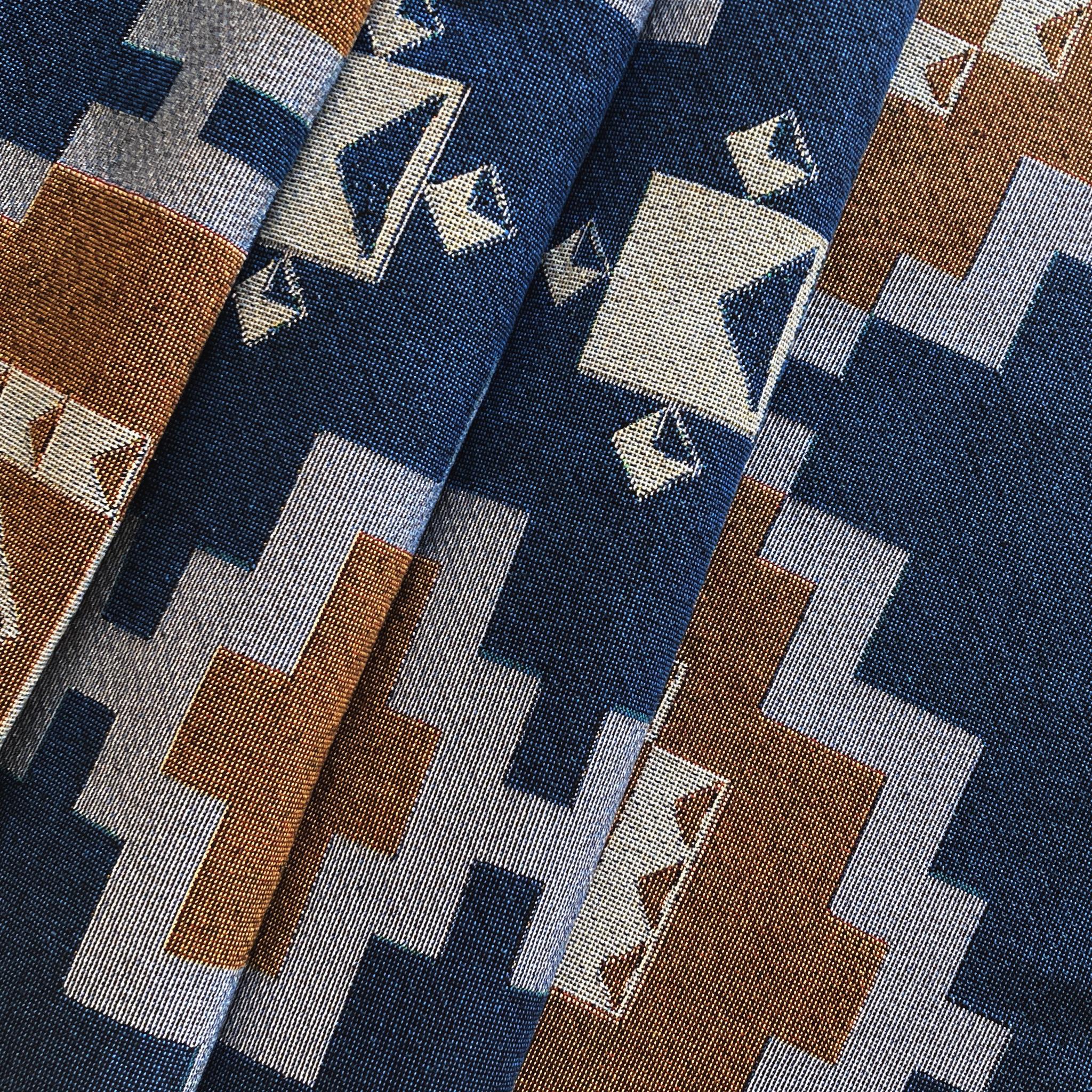 Américain Couverture en coton à franges, couverture bleu marine et moutarde à motif géométrique, 54 x 72 en vente