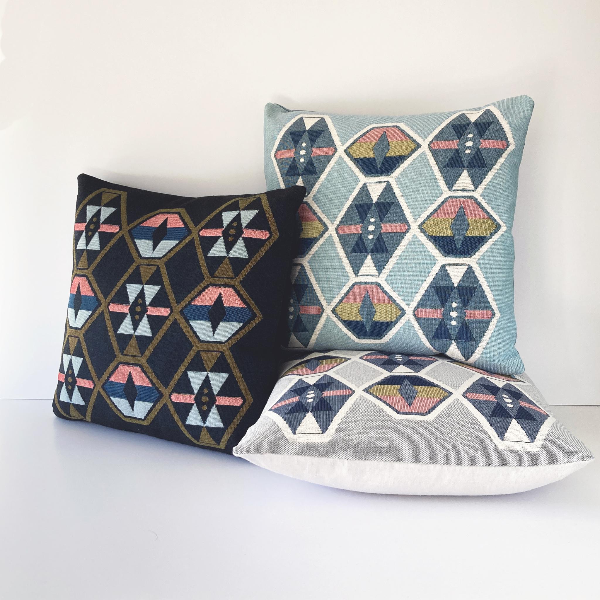Américain Coussin d'appoint tissé à la main, Aqua Cloud Geo en vente