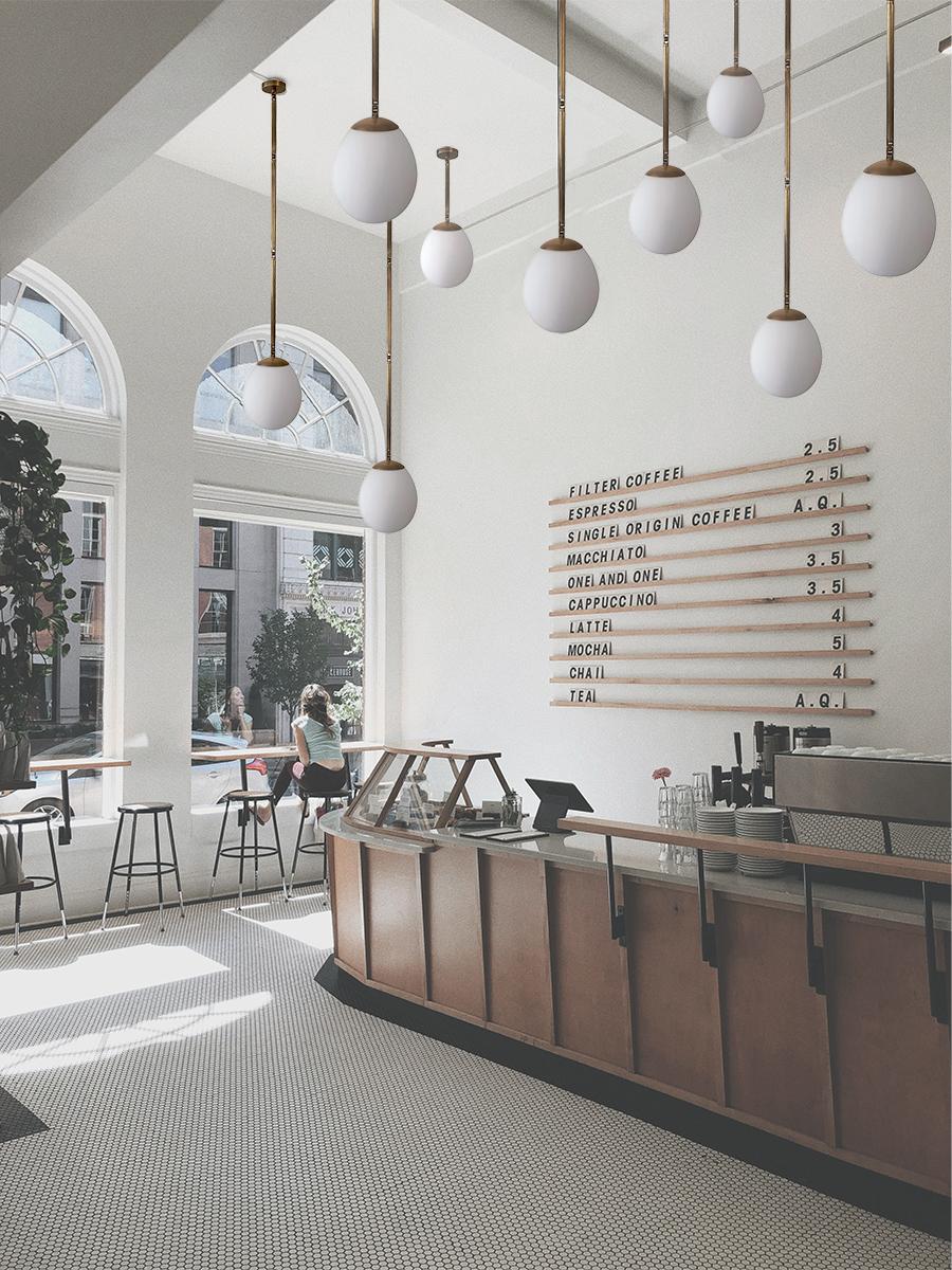 Italiano Loon 1 - Pendente in ottone e vetro opalino di Candas Design in vendita