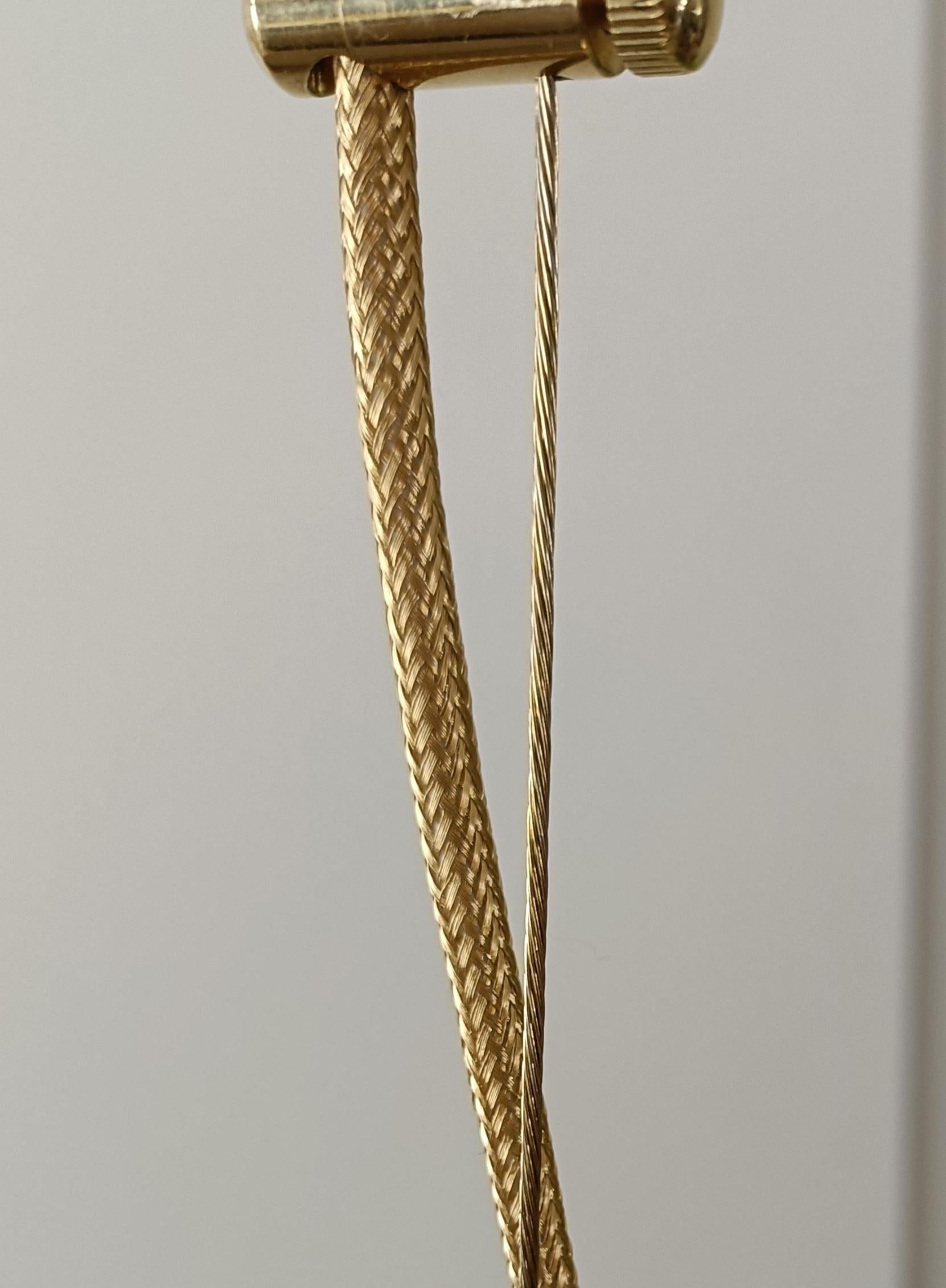 LOON - bellissimo vetro opalino opaco e finitura in ottone massiccio.
Filo di sospensione in ottone.
Manicotto in ottone massiccio.
Lunghezza da ordinare. Presentato con un filo di 60 cm e un paralume di 30 cm. 

Diametro del vetro: 27 cm, altezza: