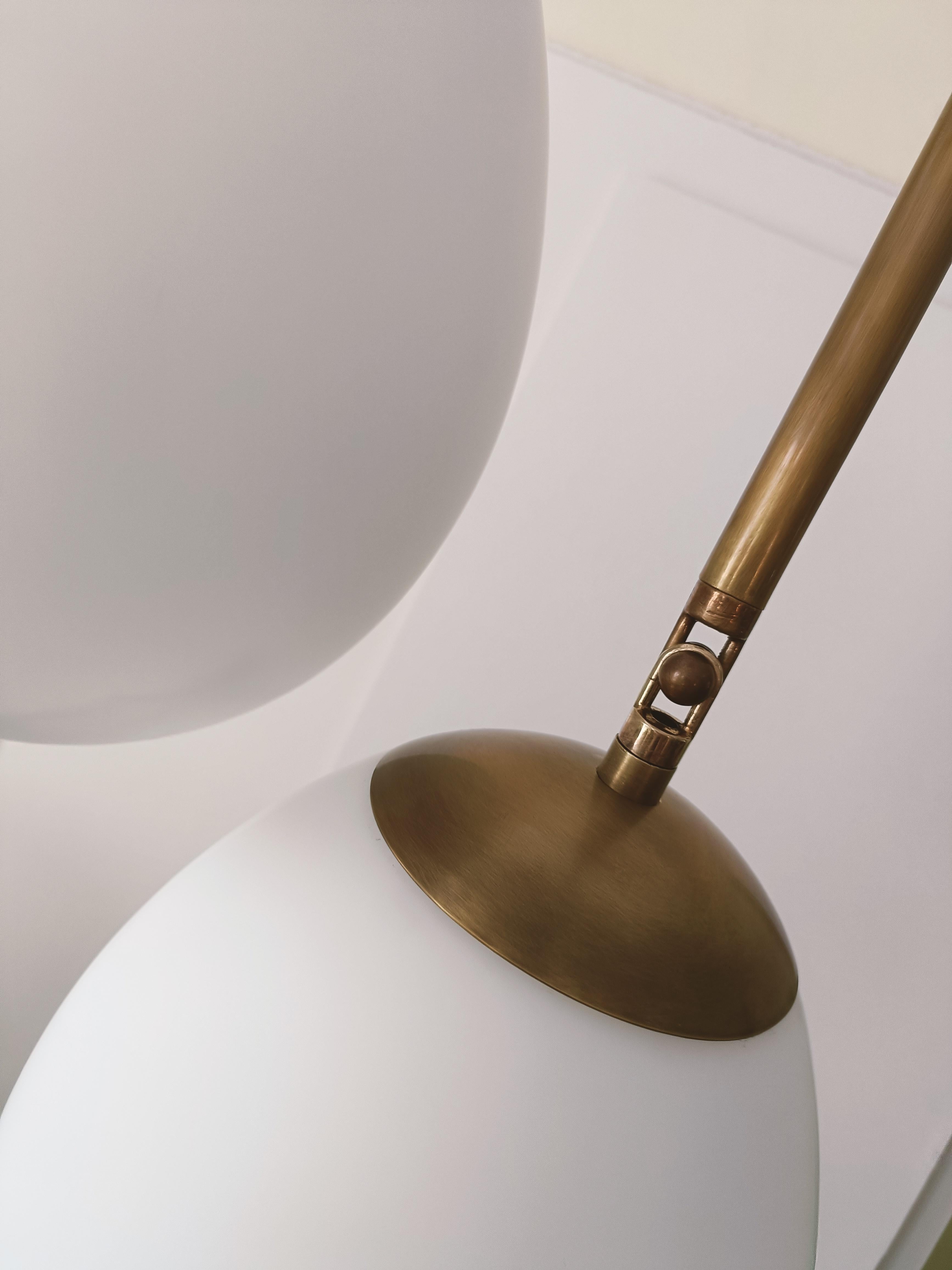 Set di 3 Loon - Pendente in ottone e vetro opalino di Candas Design in vendita 1