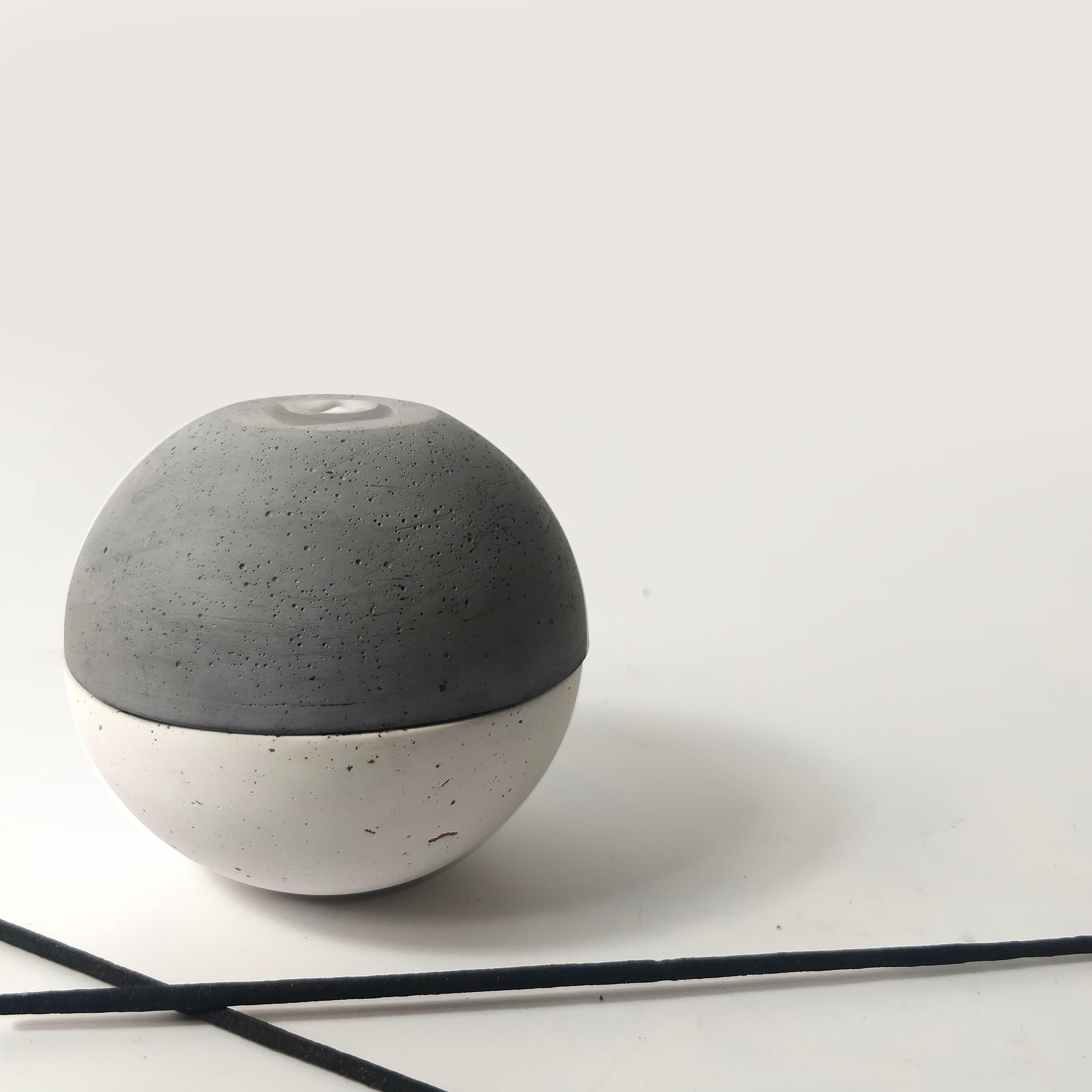 Introducing the Loona Incense Holder: A Lunar-Inspired Organic Accent by Louis

Discover the allure of our Loona Incense Holder, expertly designed by product designer Louis, and inspired by the captivating shape of the moon. Crafted from concrete,