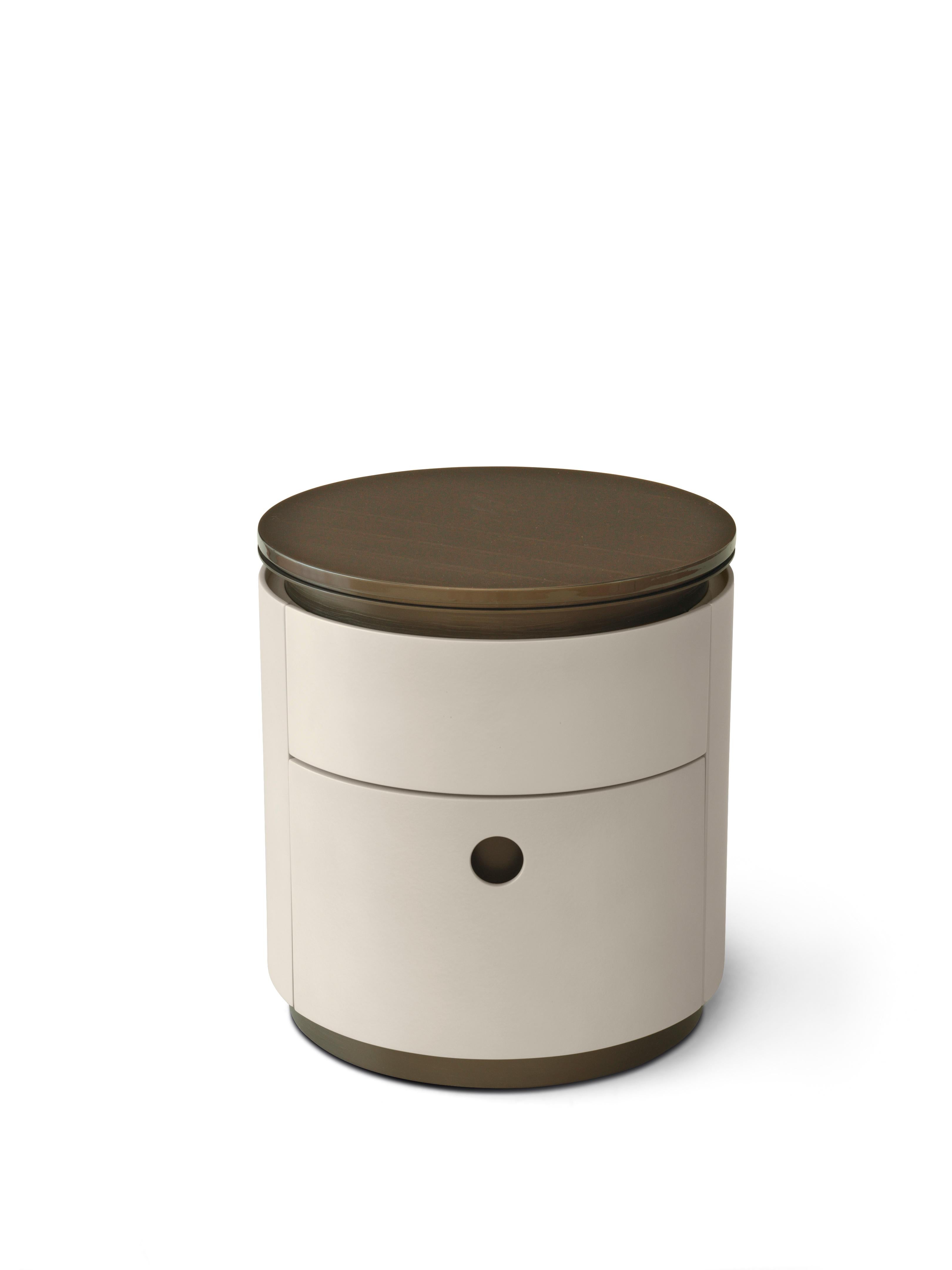 Loop 5055 Night Table by Redeco
Dimensions: W 46 x D 46 x H 50 cm
Materials: Structure in Pearl Champagne lacquered polyester silk finish. Top in Bronze brushed crossed lacquered high gloss finish. Bronze satin metal frame. Bronze satin