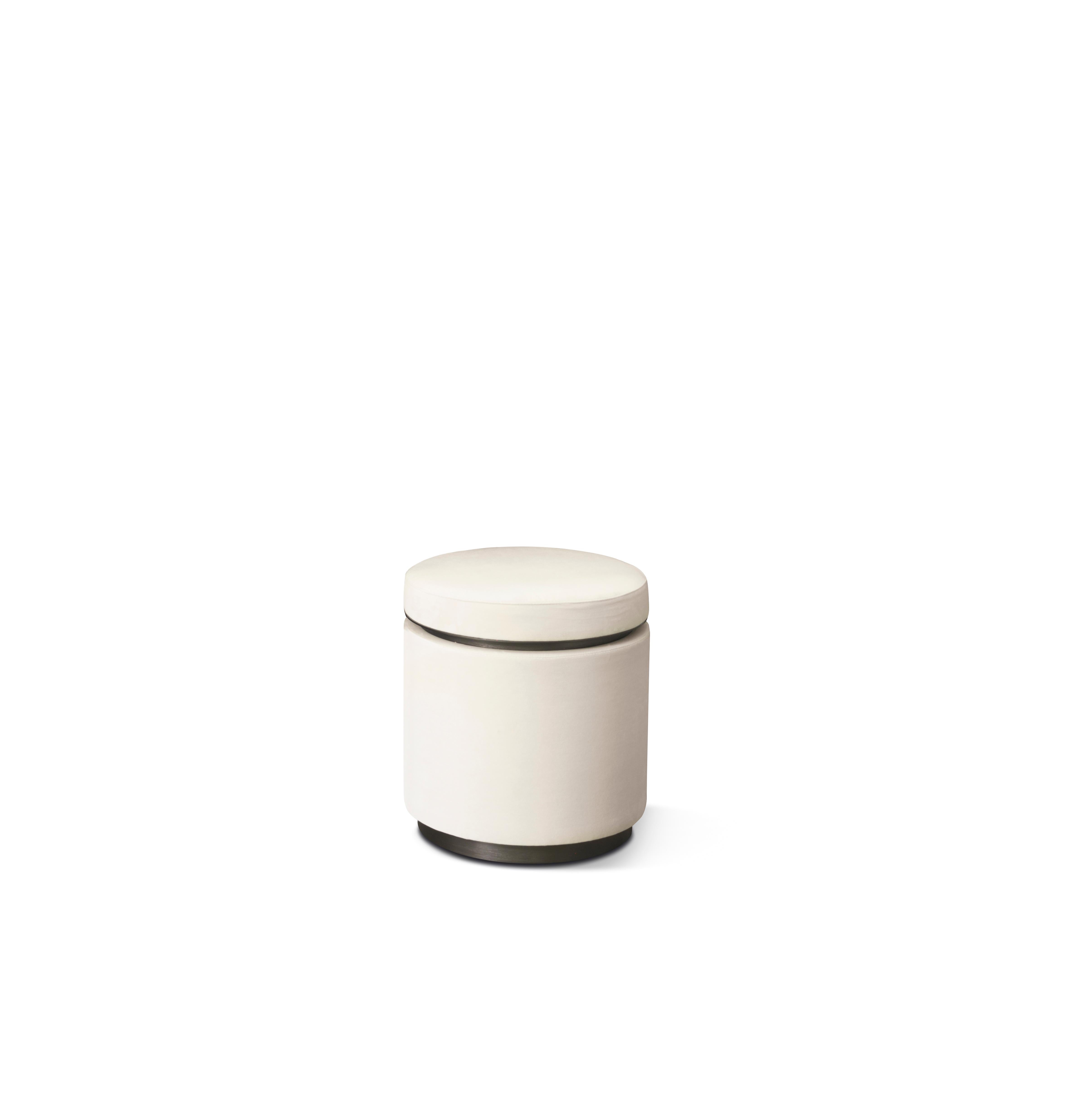 Pouf Loop 5060 de Redeco
Dimensions : L 42 x P 42 x H 45 cm
Matériaux : Mdf et structure en bois paddée avec de la mousse de polyuréthane. Pré-rembourrage en ouate de polyester, rembourrage en tissu ou revêtement en cuir. Assise avec structure en