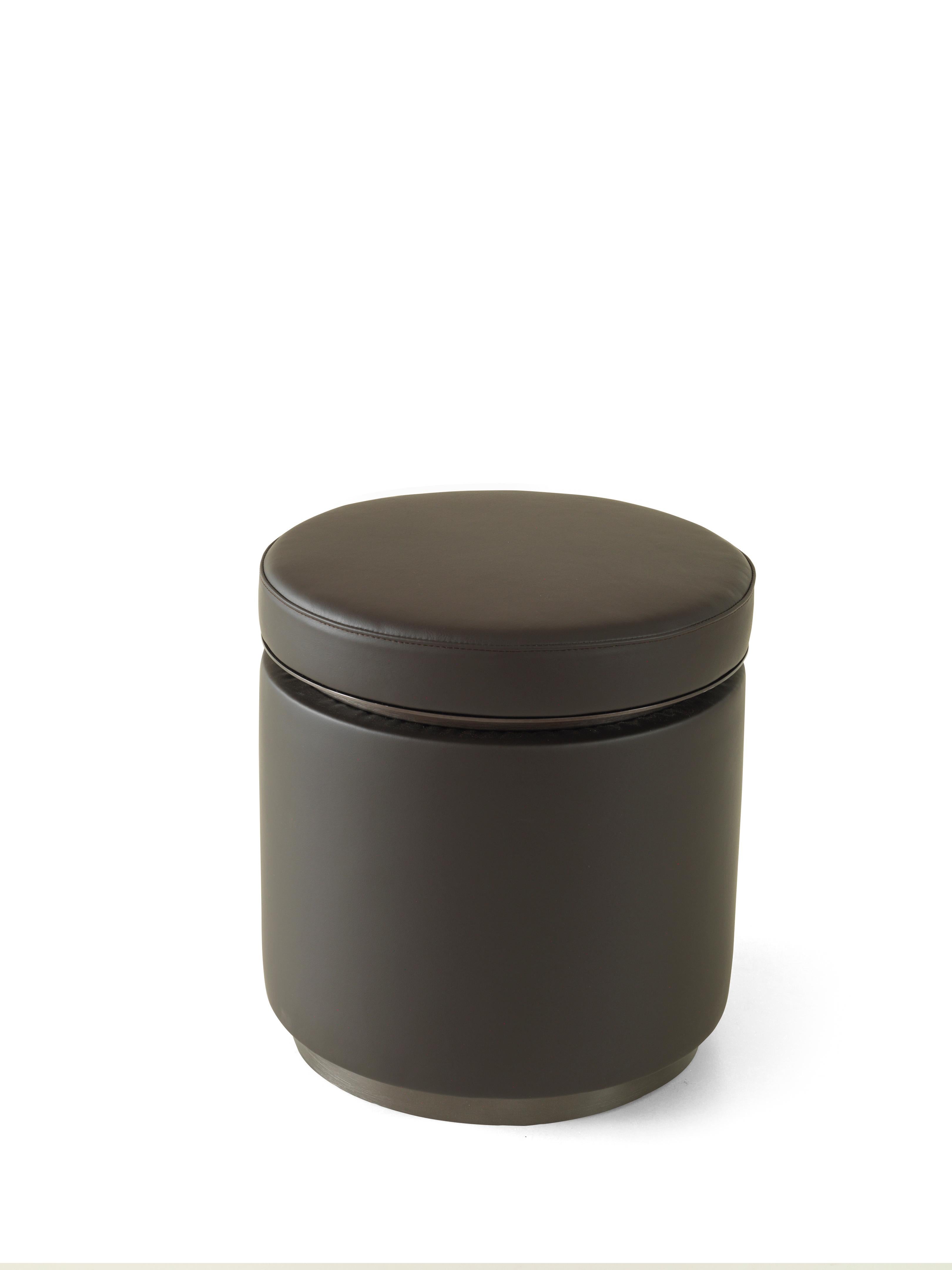 Pouf Loop 5061 de Redeco
Dimensions : L 42 x P 42 x H 45 cm
Matériaux : Mdf et structure en bois paddée avec de la mousse de polyuréthane. Pré-rembourrage en ouate de polyester, rembourrage en tissu ou revêtement en cuir. Assise avec structure en