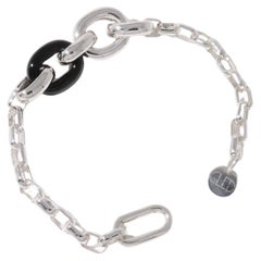 Bracciale a catena Looping in argento 925 ed eco gemma di basalto nero di CLED