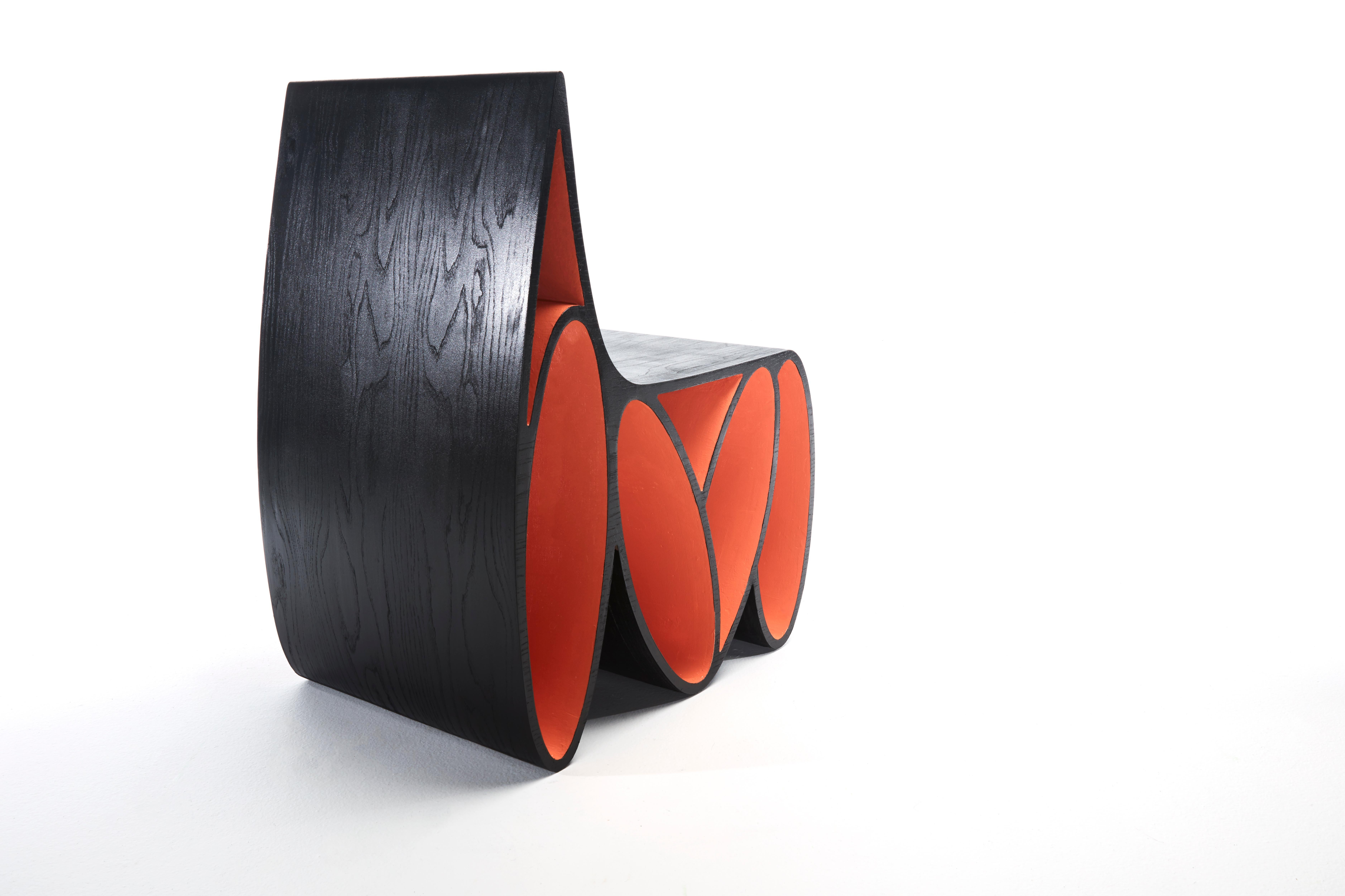 La Loop Chair exprime le mouvement à travers des formes ﬂuides avec une surface d'assise qui se courbe vers le bas de façon transparente pour envelopper une série de boucles qui créent une base de soutien. Le siège et les formes circulaires donnent