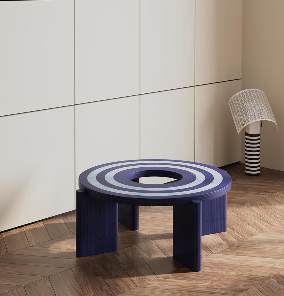 Mit seiner kreisrunden Form und dem mehrschichtigen Aufbau bildet der Loop-Tisch einen zentralen Blickpunkt in jedem Raum. Bei der Intarsientechnik werden zwei unterschiedliche Furniere auf einer einzigen Oberfläche zusammengeführt, wodurch ein