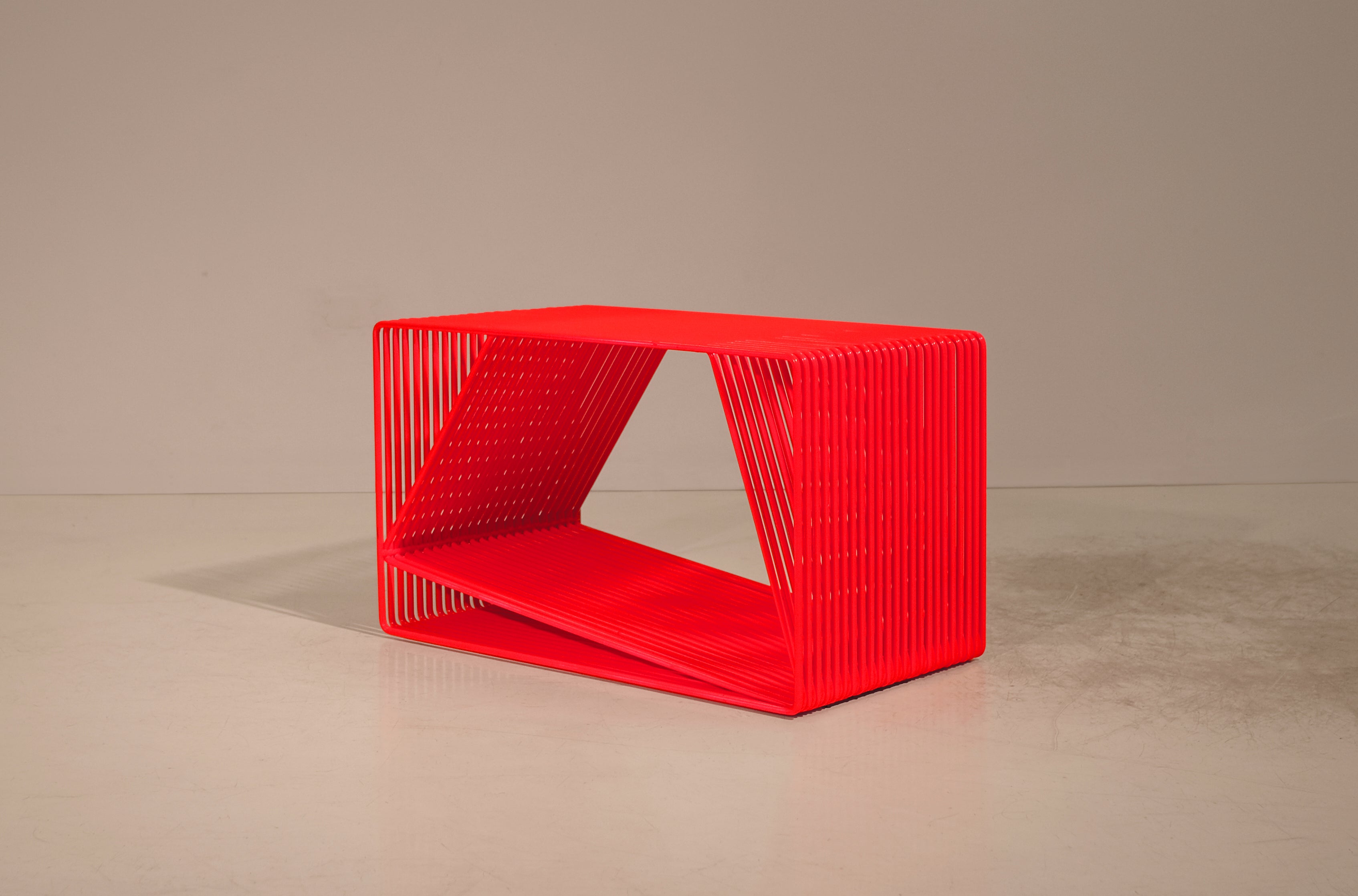 LOOP - Table d'appoint contemporaine minimaliste à tige en acier géométrique de TJOKEEFE