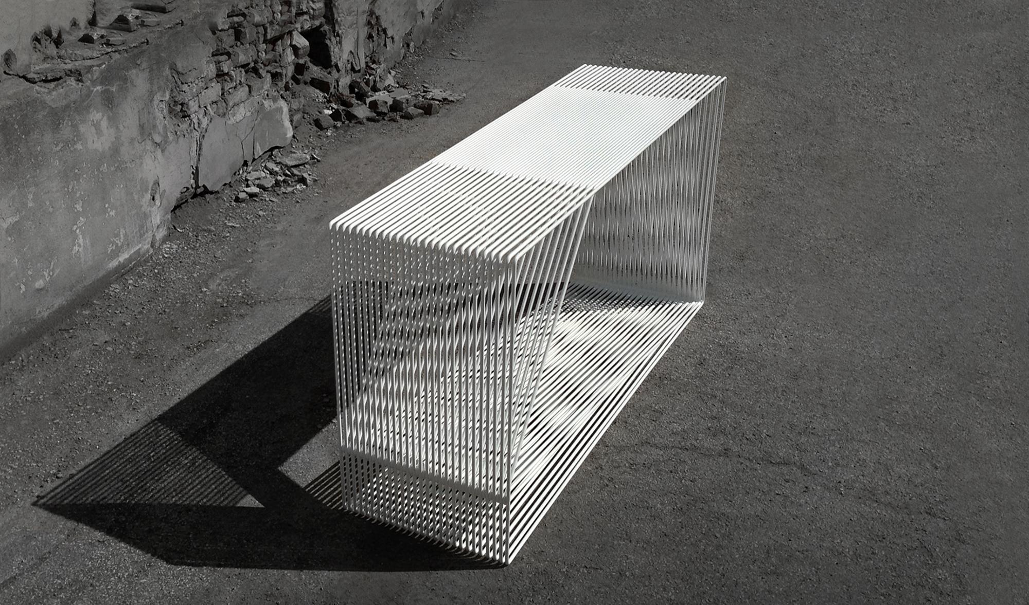 Die Tischserie Loop ist ein völlig einzigartiges Design, das von den großen Drahtmöbeln der Mid-Century-Ära inspiriert ist. Sein Design basiert auf Wiederholungen, Endlosschleifen und kritischen Schnittpunkten. Die Tische bestehen aus zwei sich