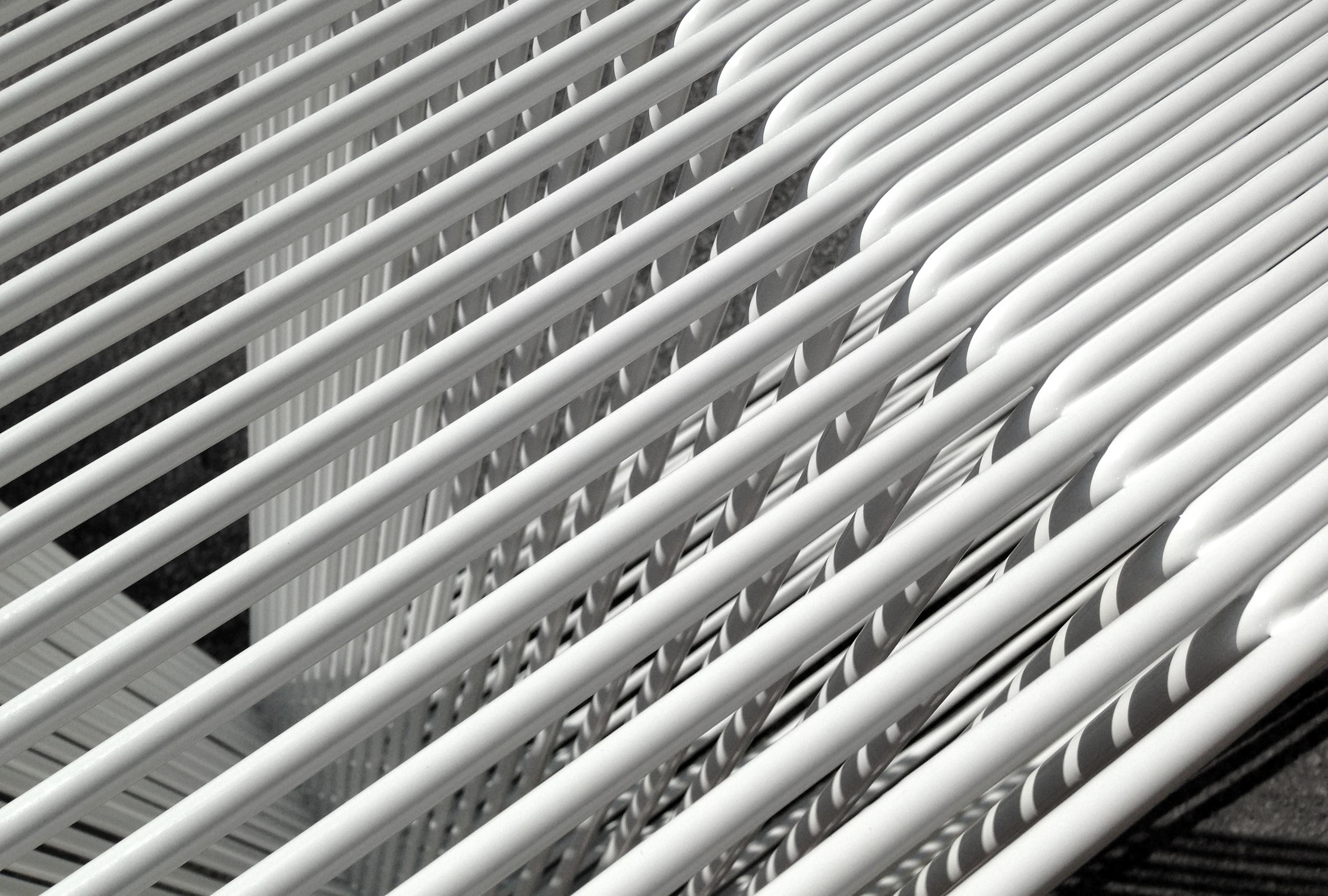LOOP – zeitgenössischer minimalistischer geometrischer Stahlstab-Beistelltisch von TJOKEEFE (21. Jahrhundert und zeitgenössisch) im Angebot