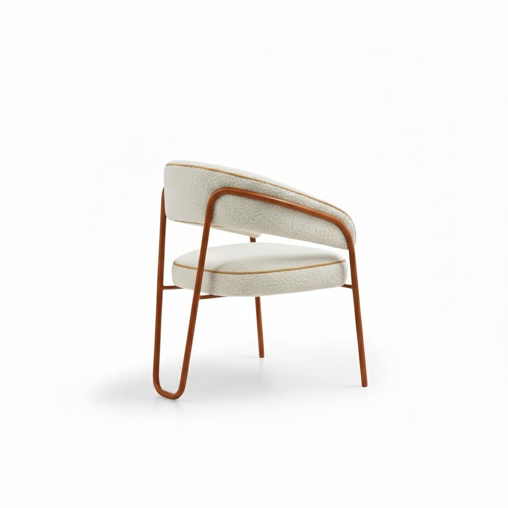 Ce fauteuil présente une silhouette sculpturale avec une forte présence graphique. Il s'agit d'une pièce moderne qui associe une structure métallique sombre et élégante à une assise et un dossier rembourrés. Les accoudoirs et le dossier forment une