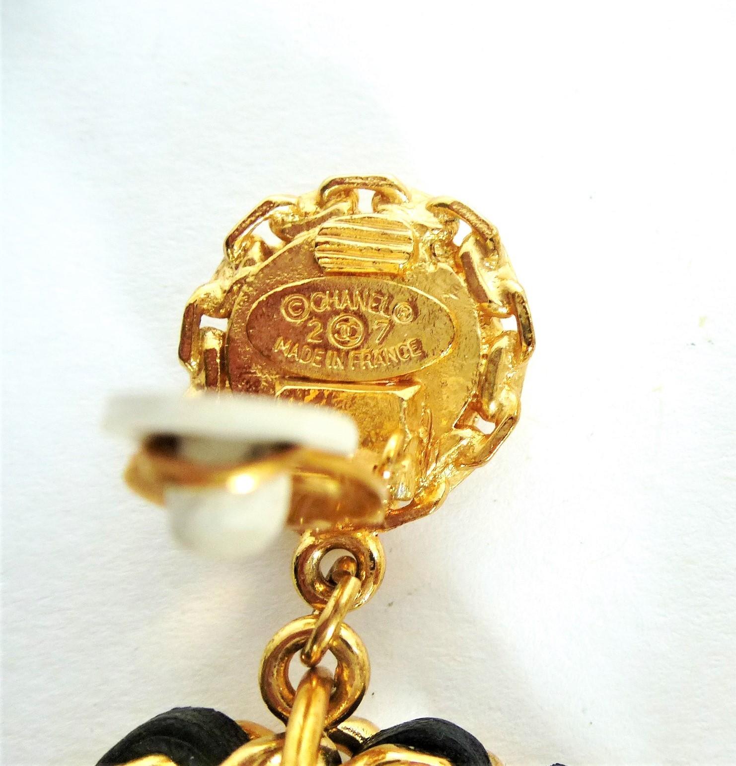 Chanel loop clip-on earring singed by Victoire de Castellane, gold plated 1990s In Excellent Condition In Stuttgart, DE
