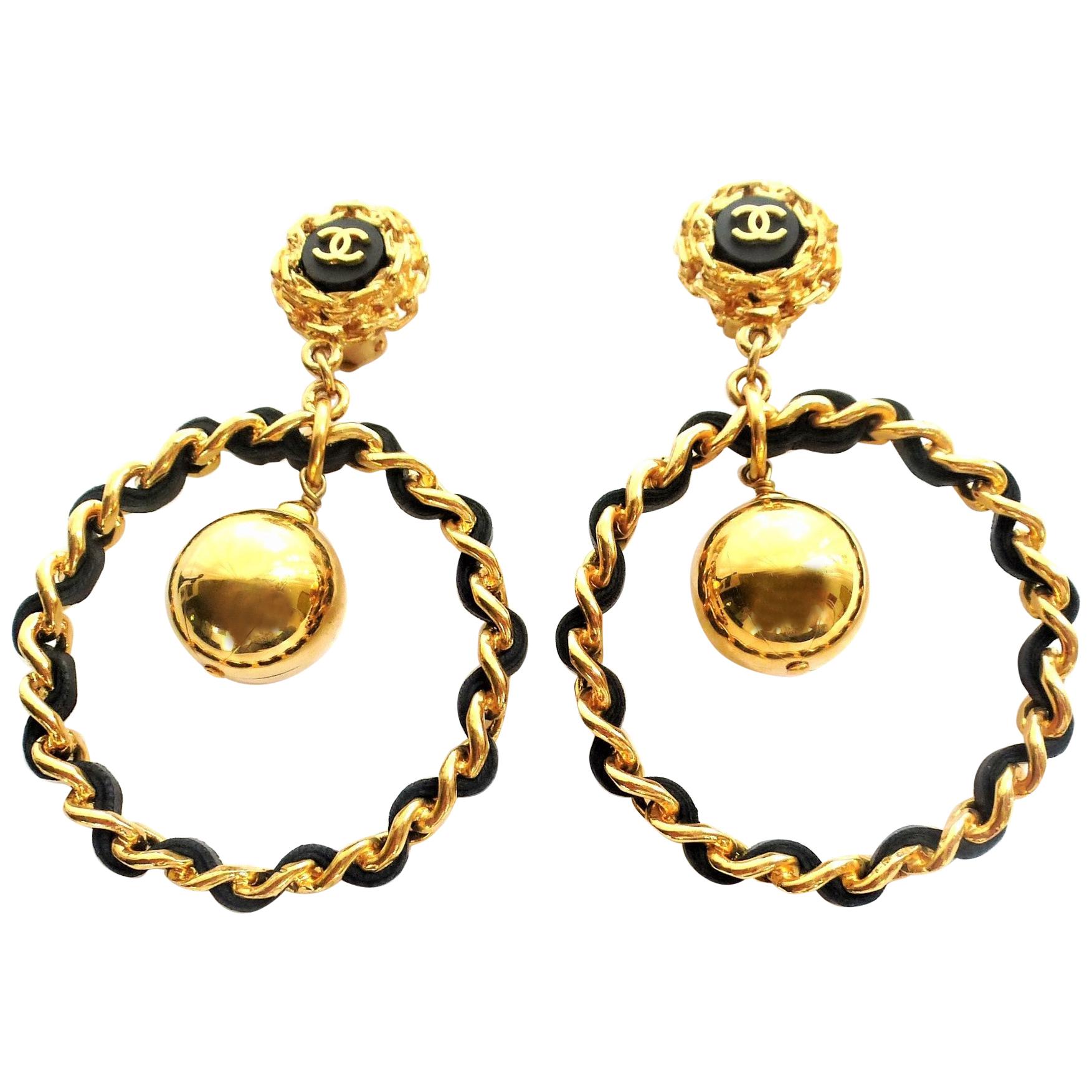 Chanel loop clip-on earring singed by Victoire de Castellane, gold plated 1990s