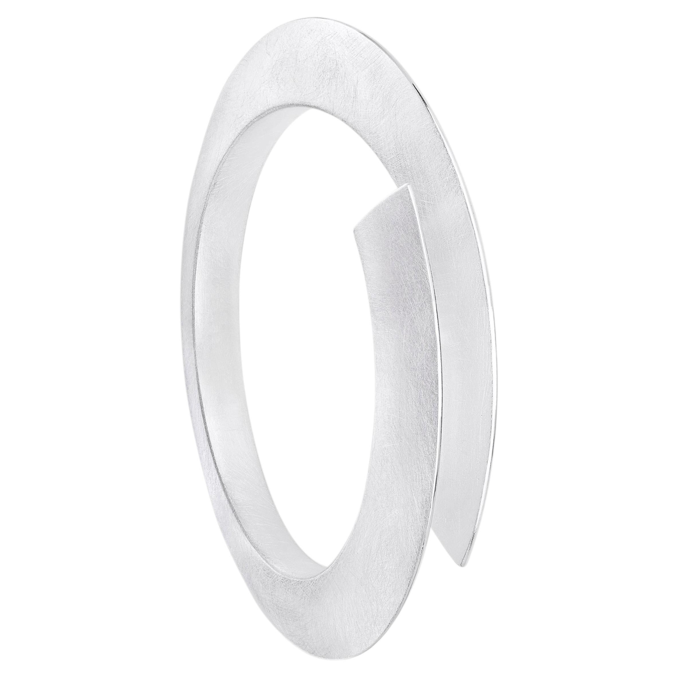 Großer Looping-Armreif aus strukturiertem Sterlingsilber von Sheng Zhang