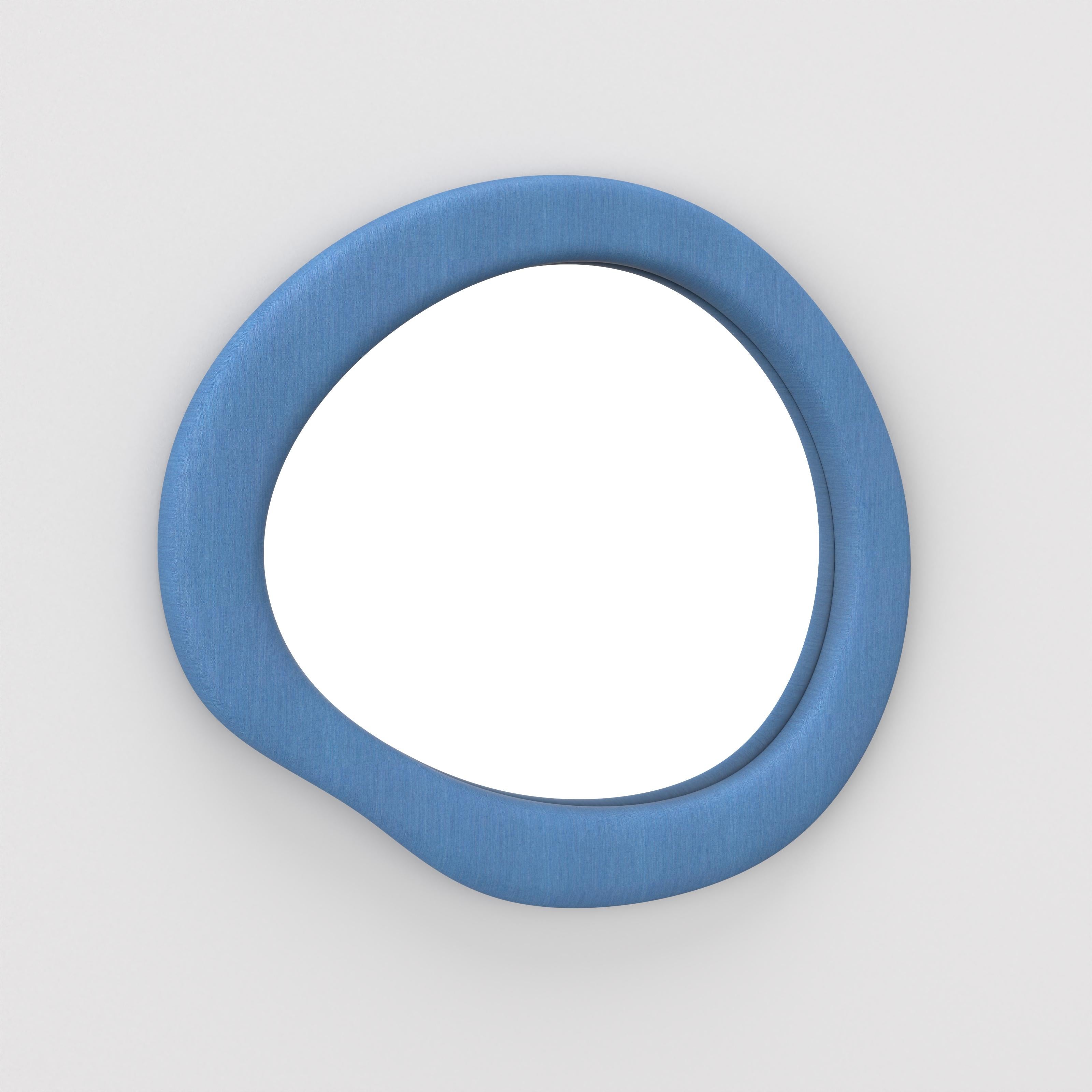 Loop Mirror di Formiing, Remix Blue
Fabrice: Remix 762

Personalizzazione: Disponibile in un'ampia gamma di tessuti e colori. 

Lo specchio Looping si ispira alle bolle d'aria per creare forme irregolari. La cornice dello specchio è rivestita in