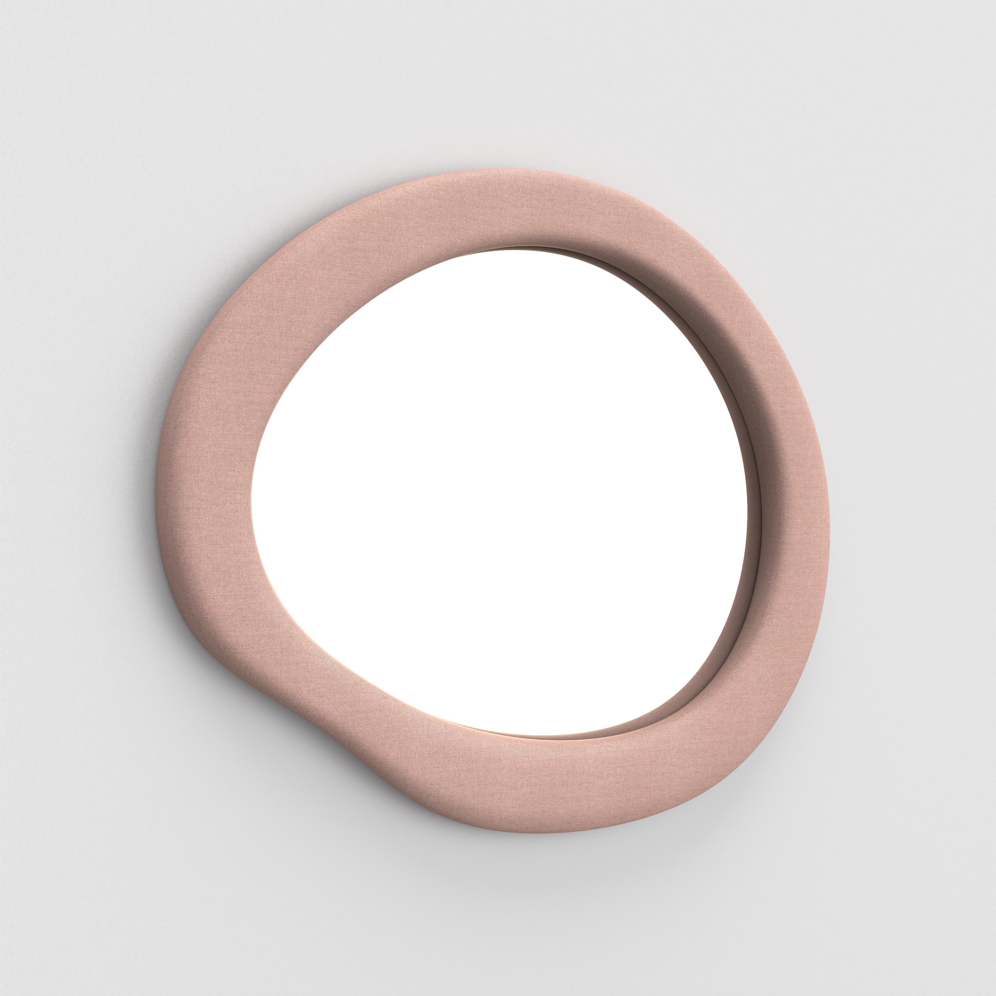 Specchio Looping di Formiing, Re-wool Blush Pink
Fabrice: Re-wool 648

Personalizzazione: Disponibile in un'ampia gamma di tessuti e colori. 

Lo specchio Looping si ispira alle bolle d'aria per creare forme irregolari. La cornice dello specchio è