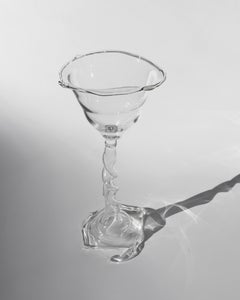 Bicchiere a stelo ritorto della serie Loop in vetro borosilicato di Studio A. Chacha