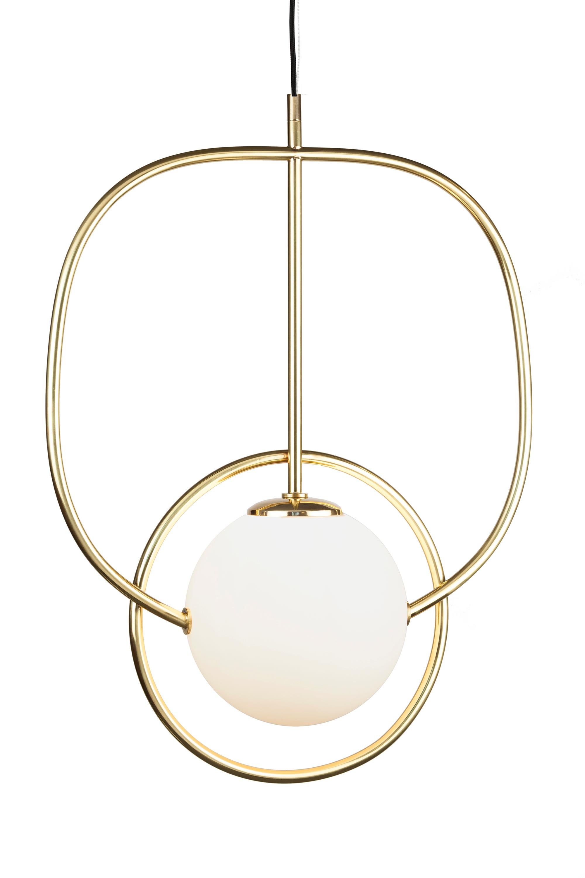 La lampada a sospensione Loop evoca un senso di giocosità grazie alla giustapposizione di forme primarie. Può essere utilizzato per creare uno spazio moderno ma senza tempo e assomiglia a una scultura moderna ed elegante, producendo una magica