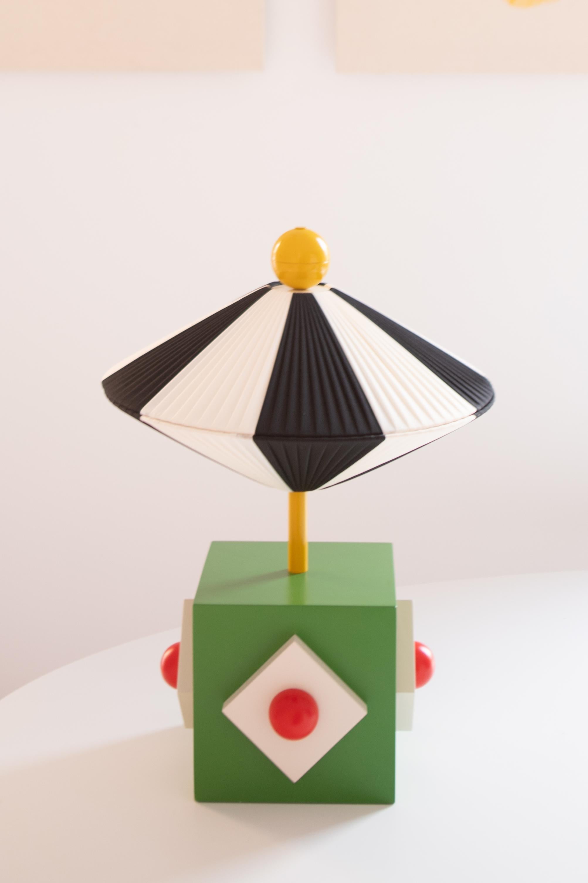 Lámpara de mesa Loop 01 de Miranda Makaroff, representada por Tuleste Factory

Ancho 15,8