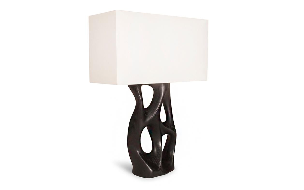 La lámpara de mesa Loop es el complemento perfecto para cualquier hogar de lujo que busque un aspecto único y moderno. Su diseño contemporáneo añade un toque de elegancia a cualquier espacio, convirtiéndolo en una pieza destacada de tu decoración.