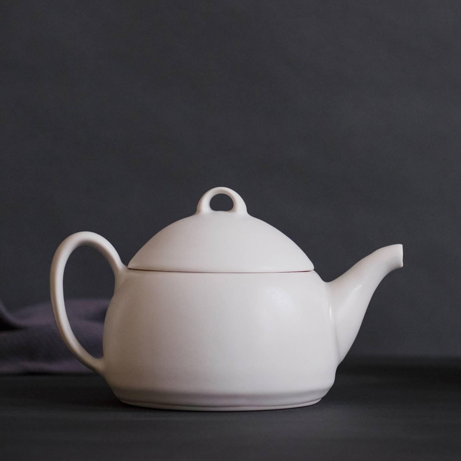 Loop Teapot Matte Black Tea Set with Mugs Contemporary Glazed Porcelain For Sale 4