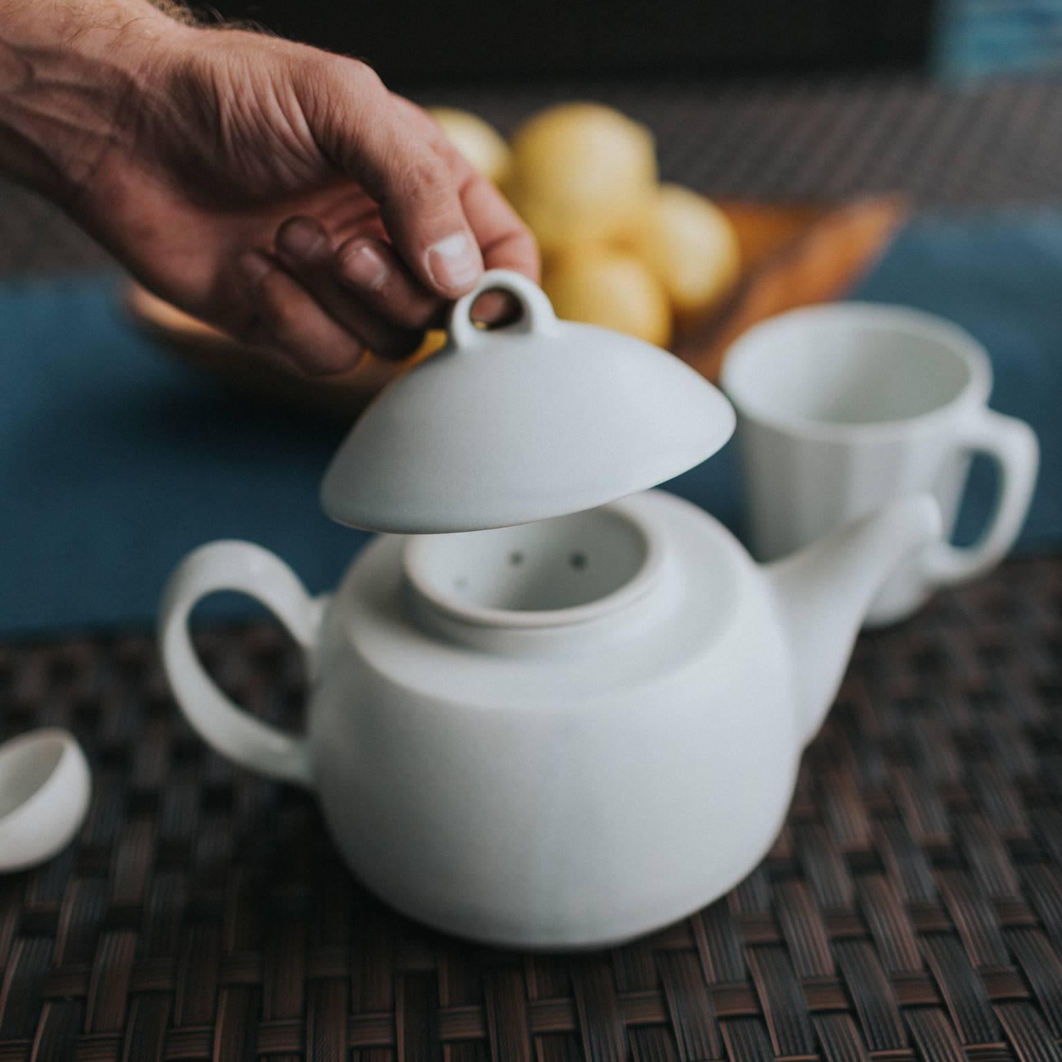 Loop Teapot Matte Black Tea Set with Mugs Contemporary Glazed Porcelain For Sale 5