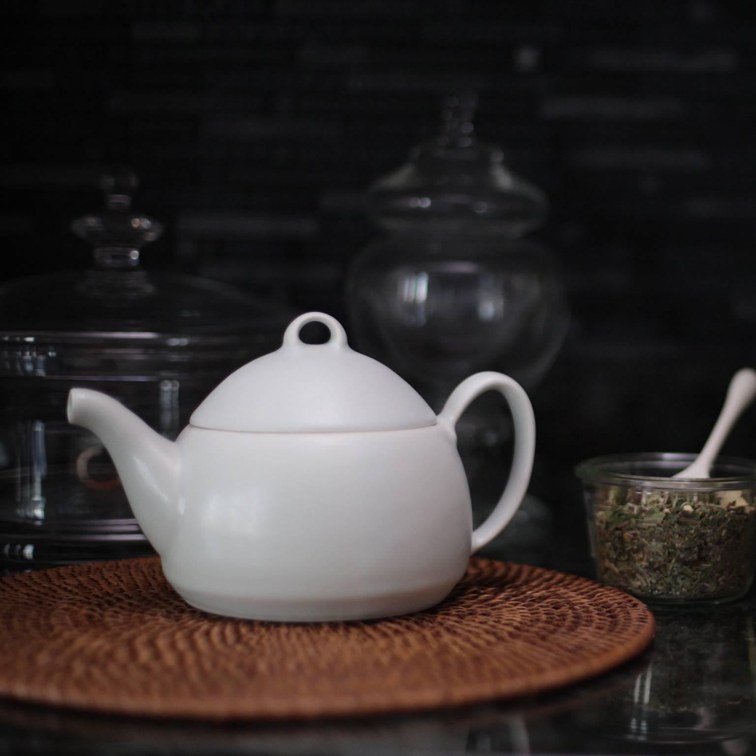 Loop Teapot Matte Black Tea Set with Mugs Contemporary Glazed Porcelain In New Condition For Sale In Asheville, NC