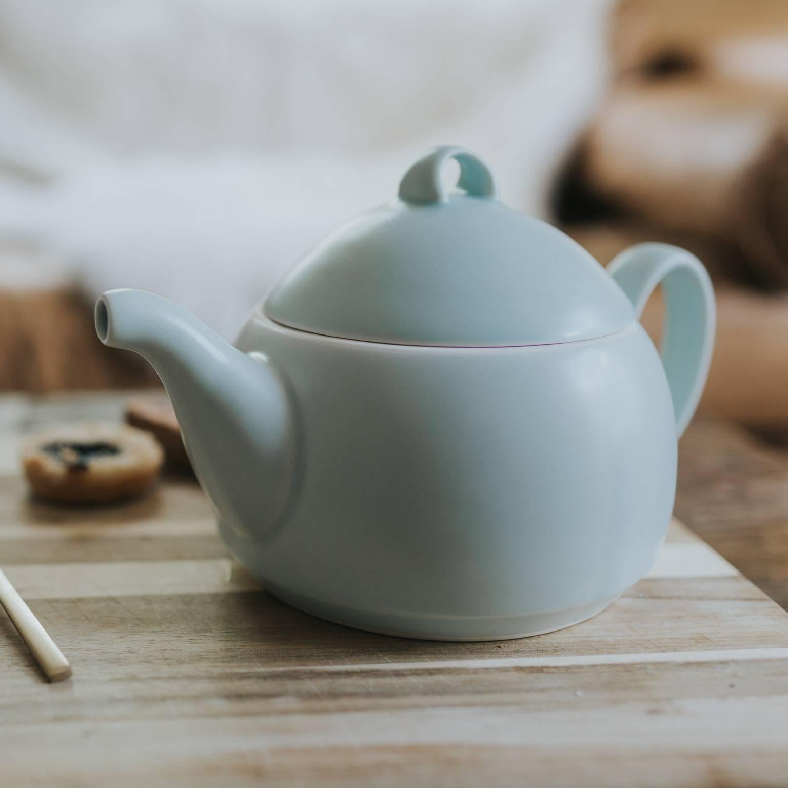 Loop Teapot Matte Black Tea Set with Mugs Contemporary Glazed Porcelain For Sale 1