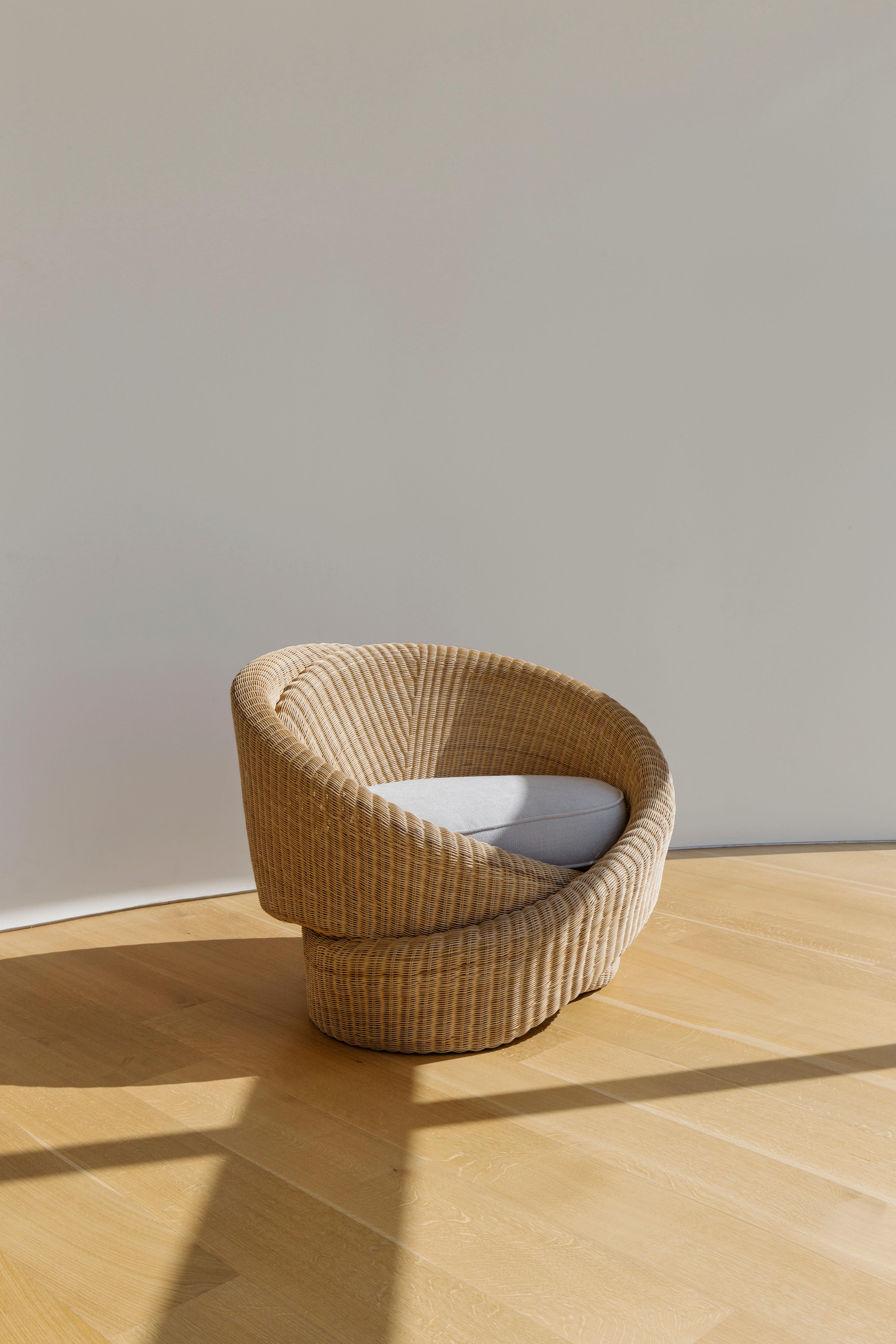 Knotty Contemporary Rattan Indoor-Outdoor-Sessel, Kissen aus Sunbrella-Stoff (Minimalistisch) im Angebot