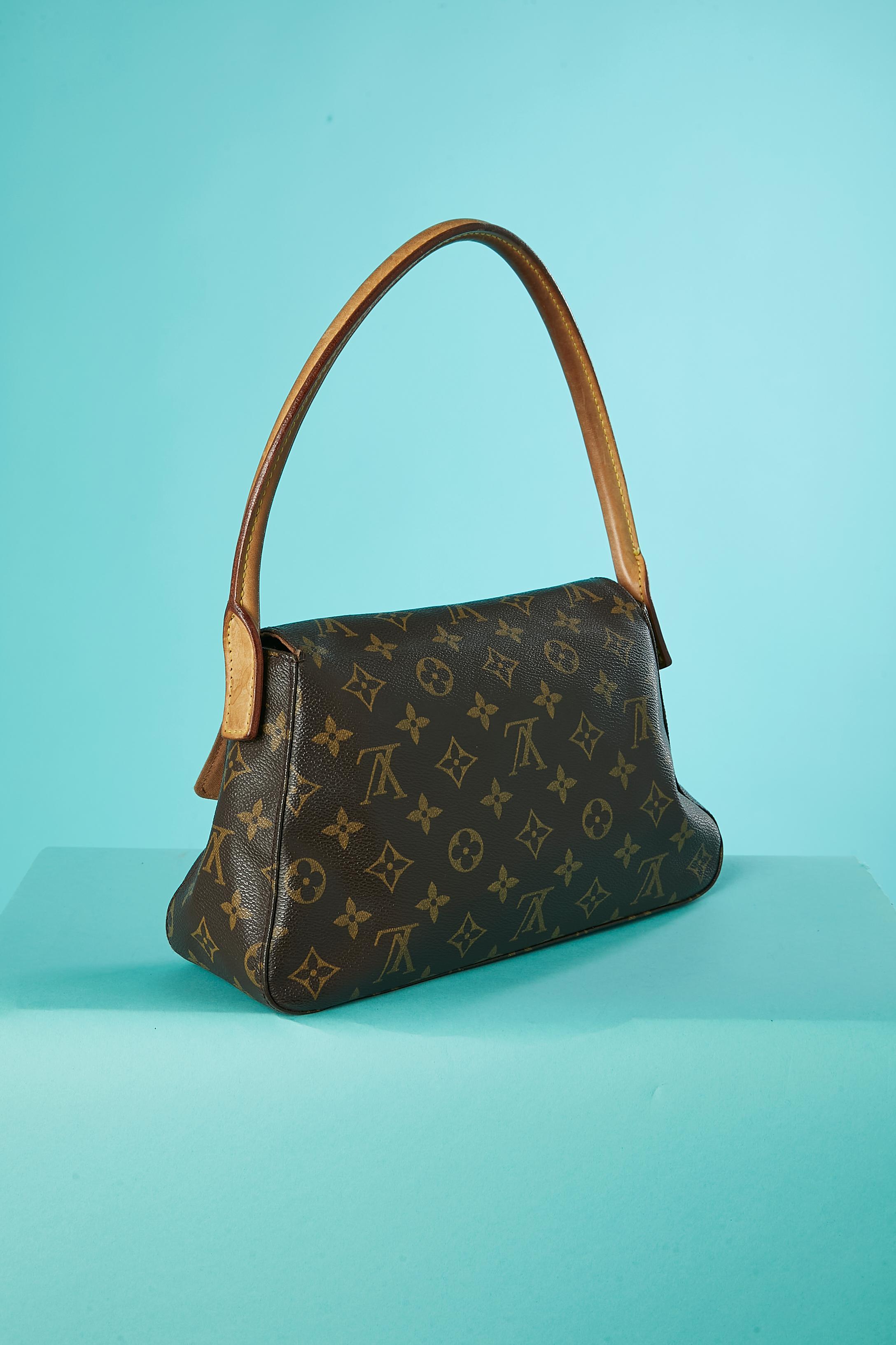 Looping bag with Monogram pattern. Brown canevas lining. Snap closure under the top flap. One pocket with zip closure inside.
SIZE 28cm X 15cm X 9cm
Shoulder strap lenght: 57cm
Numbered: M1102 ( 2012)