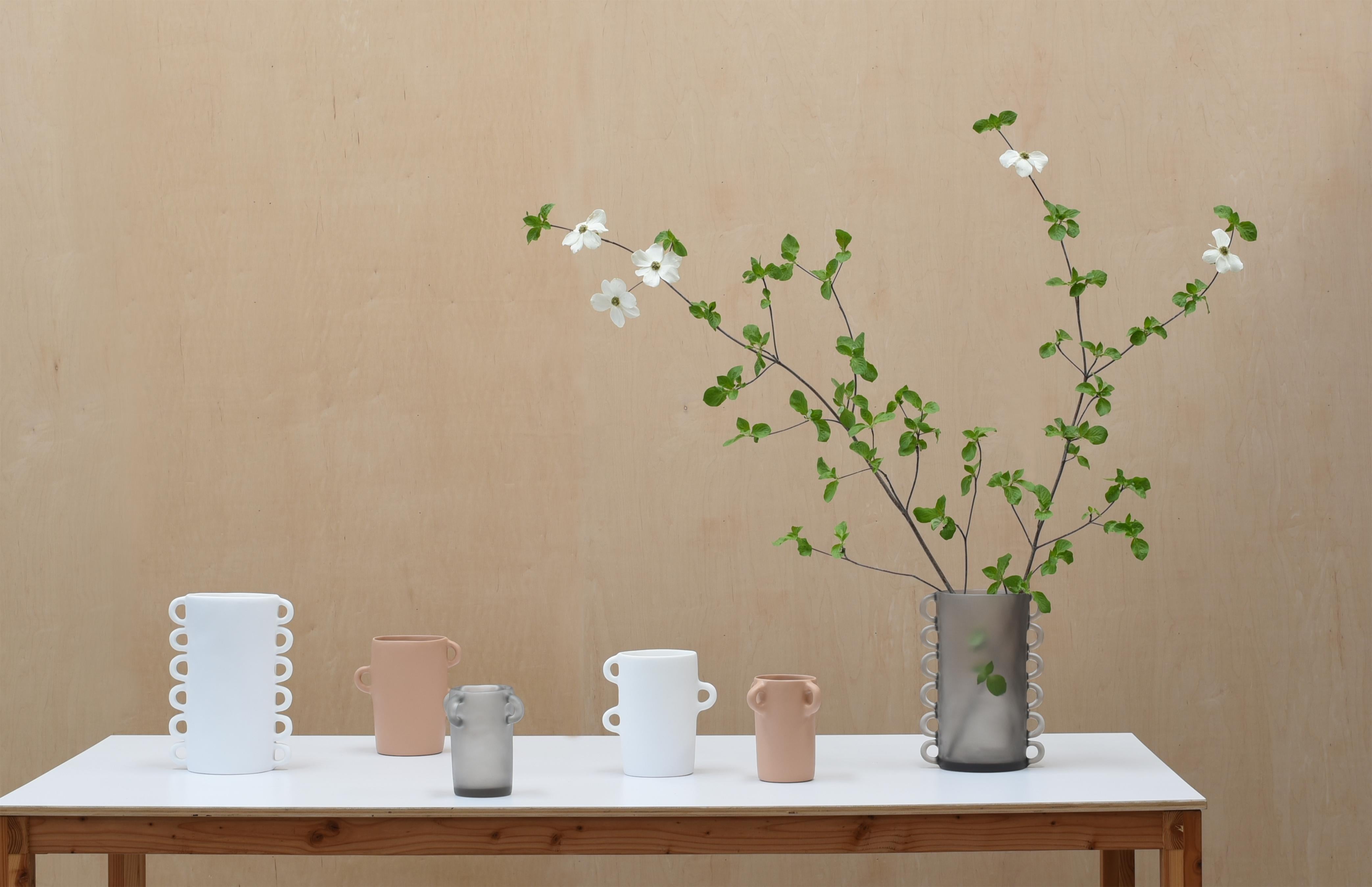 Il nostro vaso medio Looping presenta delle anse che ricordano dei manici o una striscia di pizzo esagerata lungo la parte esterna. Le imperfezioni wabi-sabi di ogni anello catturano lo sguardo e si adattano a qualsiasi composizione