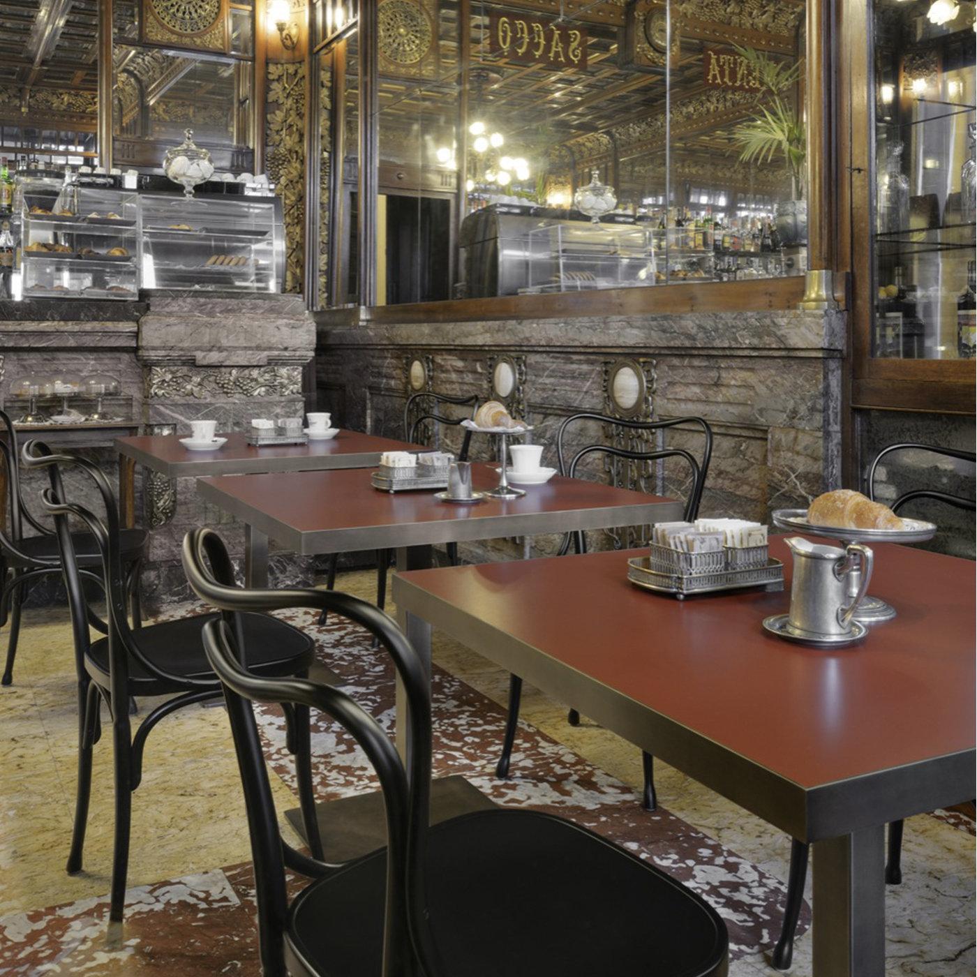 This stunning chair was designed by Adolf Loos in 1898 to furnish that renowned Cafè Museum in Vienna. Its timeless allure comes from the refined curves of its silhouette, obtained with the signature Thonet's steam-bent beechwood that creates