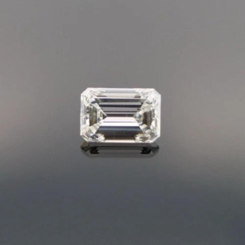 In offerta c'è un diamante naturale sciolto con taglio a smeraldo, sapientemente sfaccettato e pronto per essere incastonato. Questo diamante è stato testato professionalmente come naturale e presenta sfaccettature nitide con un eccellente ritorno