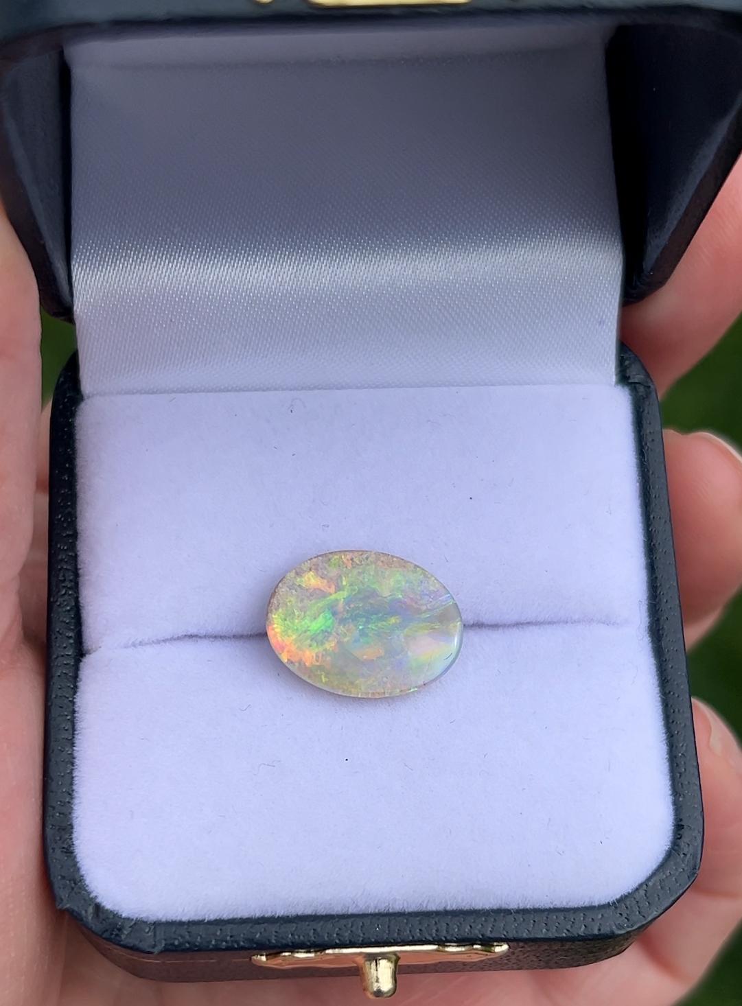 Questo straordinario opale australiano ovale sciolto misura 11,59 x 15,45 mm, con una profondità di 3,49 mm e un peso di 0,76 grammi. Estratta dall'Australia, dove si trova oltre il 90% delle riserve mondiali di opale, questa gemma presenta vividi
