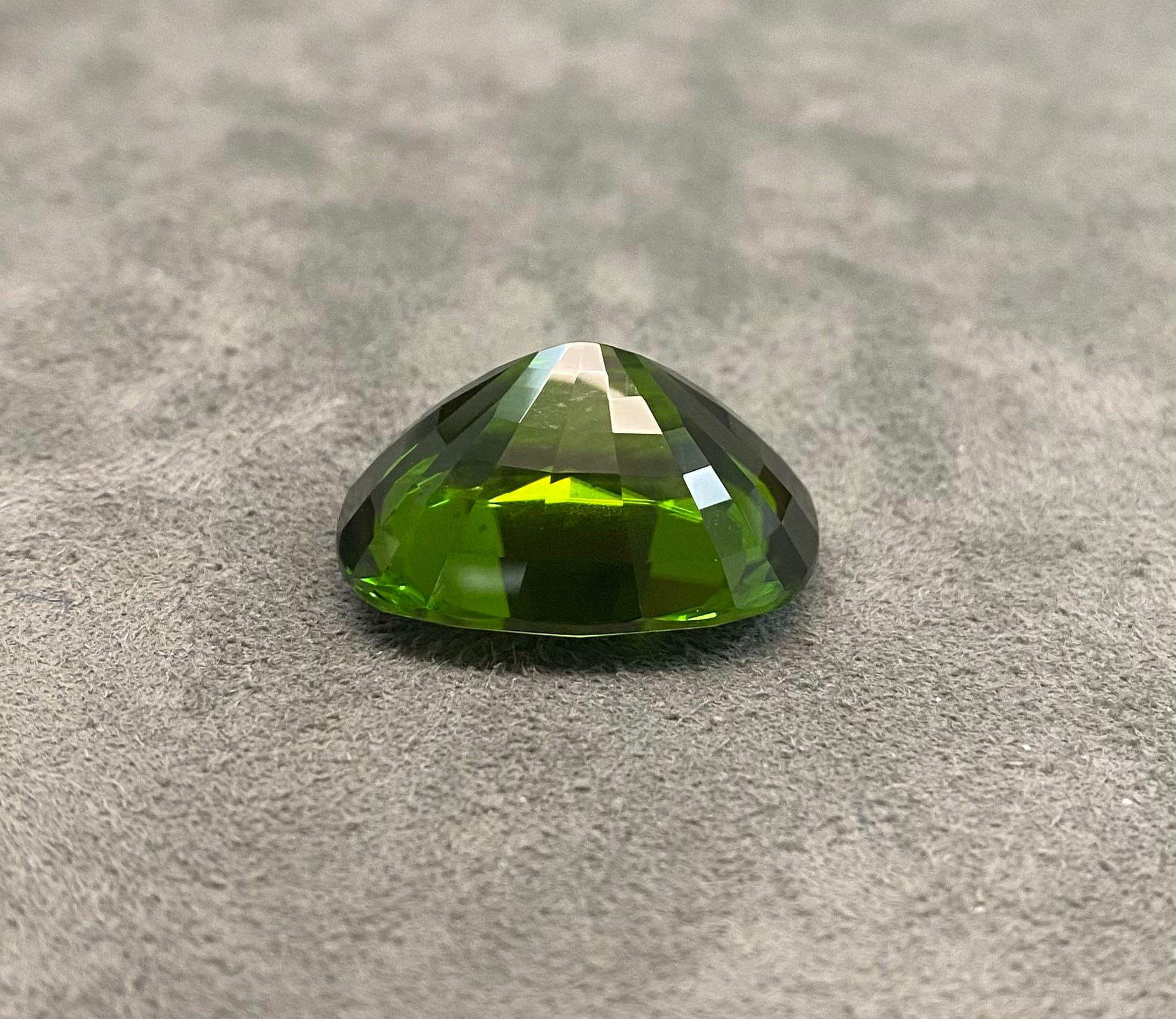 Loose Cushion Peridot 52.69ct In Excellent Condition For Sale In Genève, CH