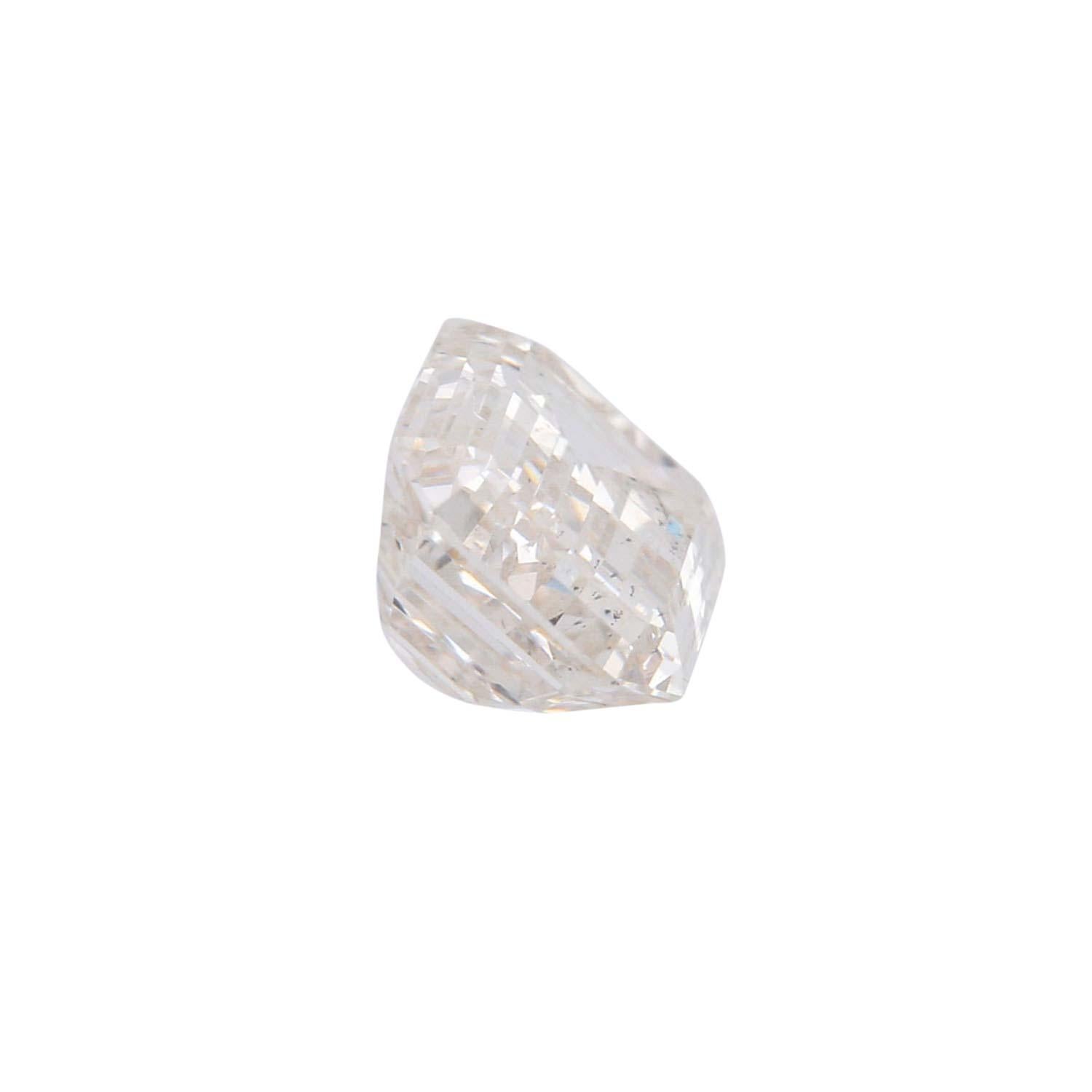 von 1,00 ct, ca. LGW (J)/SI1 (kleine Kerbe in der Spitze), keine Fluoreszenz. In der Anlage finden Sie die Originalrechnung von 1991 mit der Qualitätsangabe WEISS (H)/VS2.

 Loser Diamant im Smaragdschliff von 1,00 ct, ca. STW (J)/SI2 (kleine Kerbe