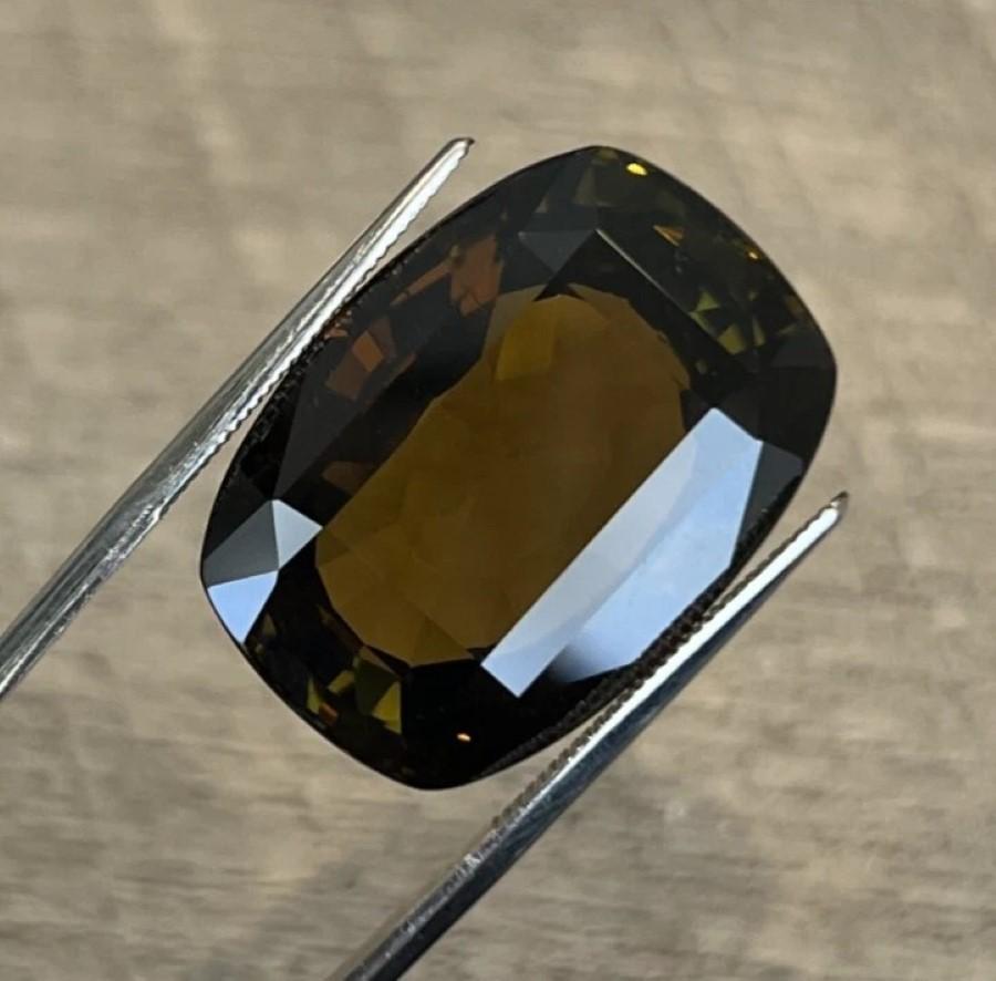 Loose Natural Chrysoberyl Elongated Cushion Greenish Brown 44.09 Carats en venta 4